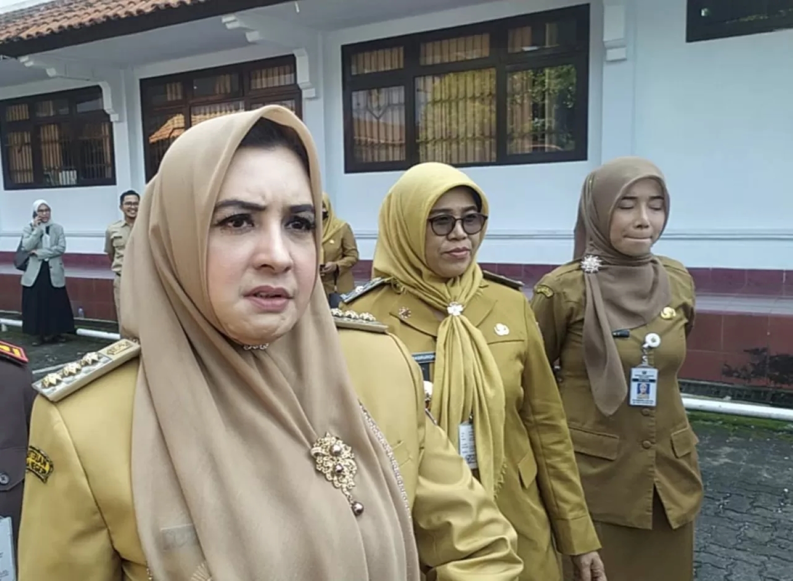 KPK OTT Bupati Pekalongan Fadia Arafiq (depan). 