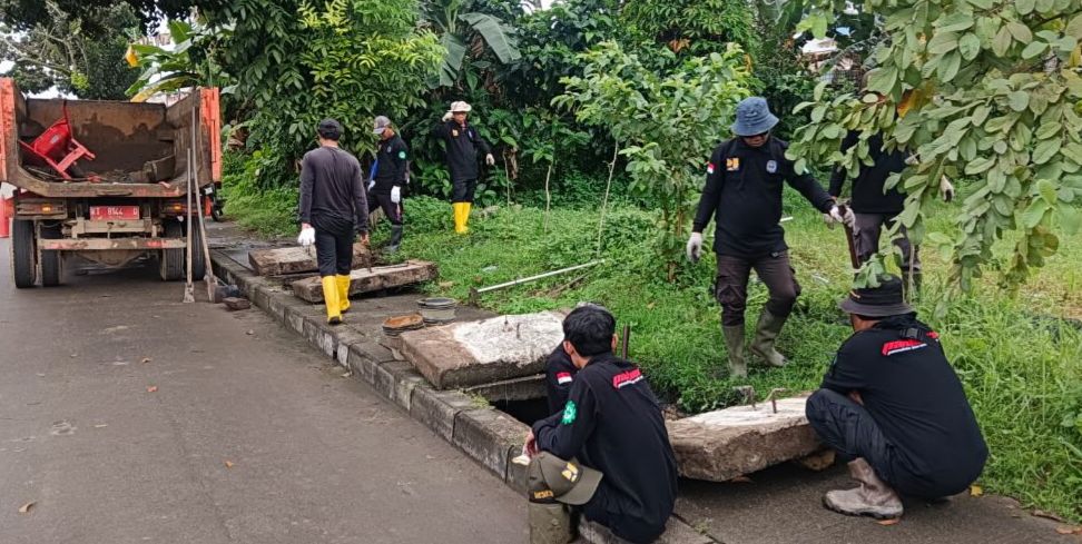 Dinas PUPRK Bontang melakukan normalisasi saluran drainase. (FOTO ADIEL KUNDHARA/KP)