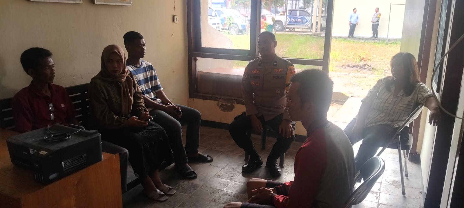 MEDIASI DAMAI: Petugas Polsek Waru, PPU saat mendamaikan dua pihak warga yang sedang berselisih, dan berakhir damai.