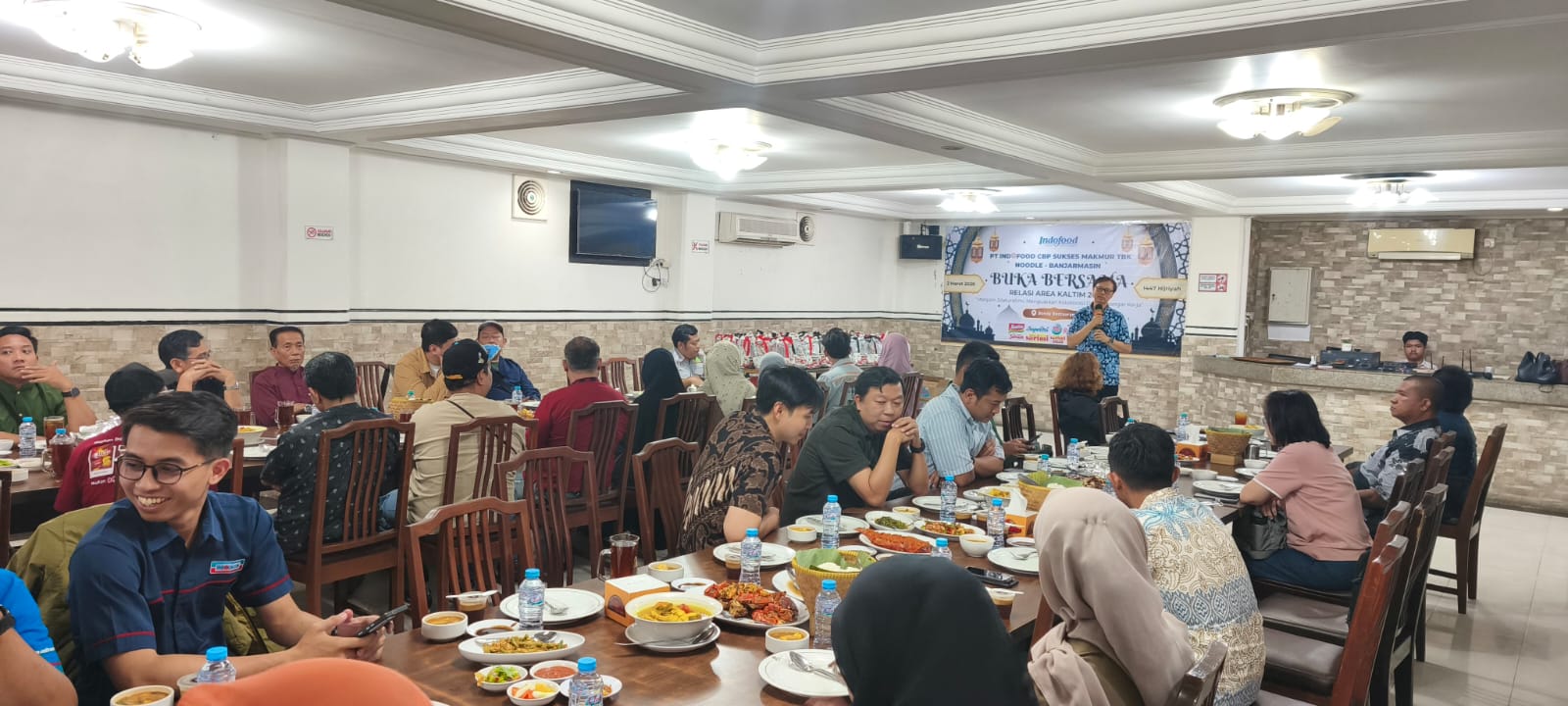 Suasana kebersamaan berbuka puasa yang diadakan PT Indofood CBP Sukses Makmur Tbk Noodle Cabang Banjarmasin bersama mitra bisnisnya.  &nbsp;&nbsp;&nbsp;&nbsp;&nbsp;
