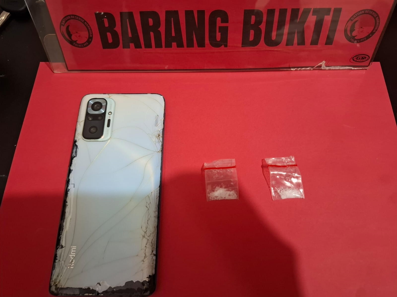 Barang bukti yang berhasil disita polisi dari tersangka.