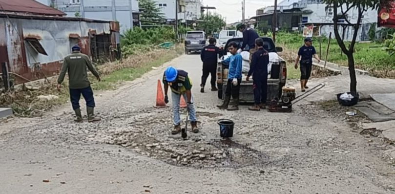 Kerusakan Jalan Bulutangkis, Kelurahan Api-Api, Bontang yang diperbaiki. (FOTO ADIEL KUNDHARA/KP)