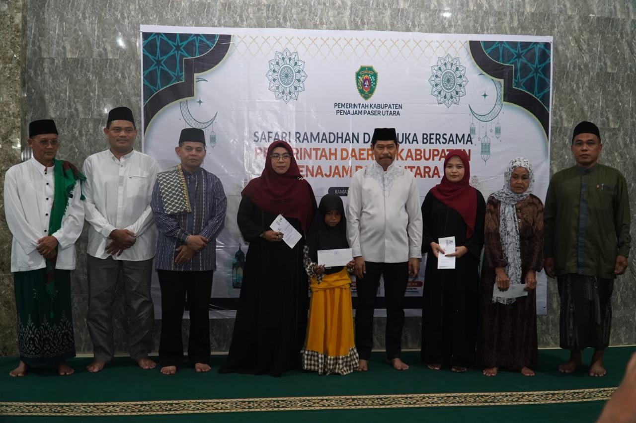 SAFARI RAMADAN: Wakil Bupati PPU, Abdul Waris Muin (empat kiri) saat Safari Ramadan di Kecamatan Sepaku.