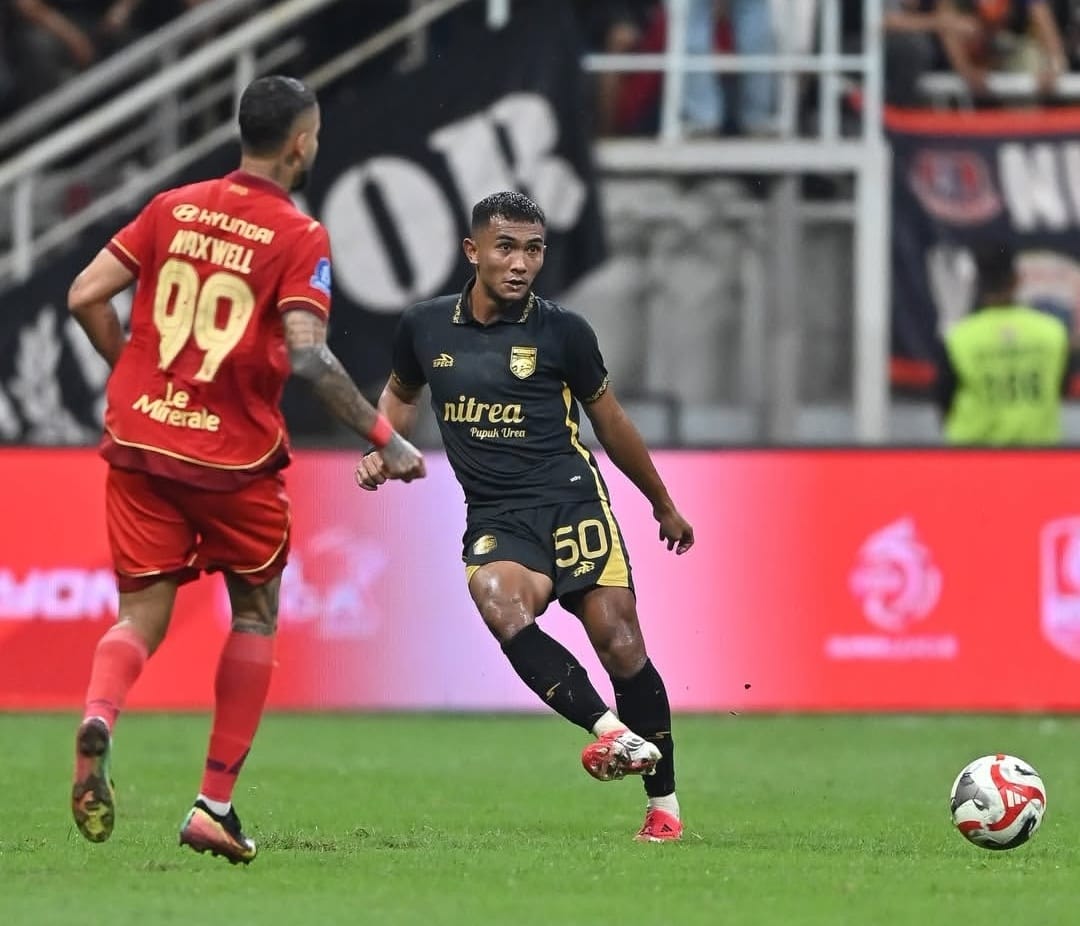  LAYAK TIMNAS: Rivaldo Pakpahan (jersey hitam) menjadi pemain penting di lini tengah dan pertahanan Borneo musim ini.  