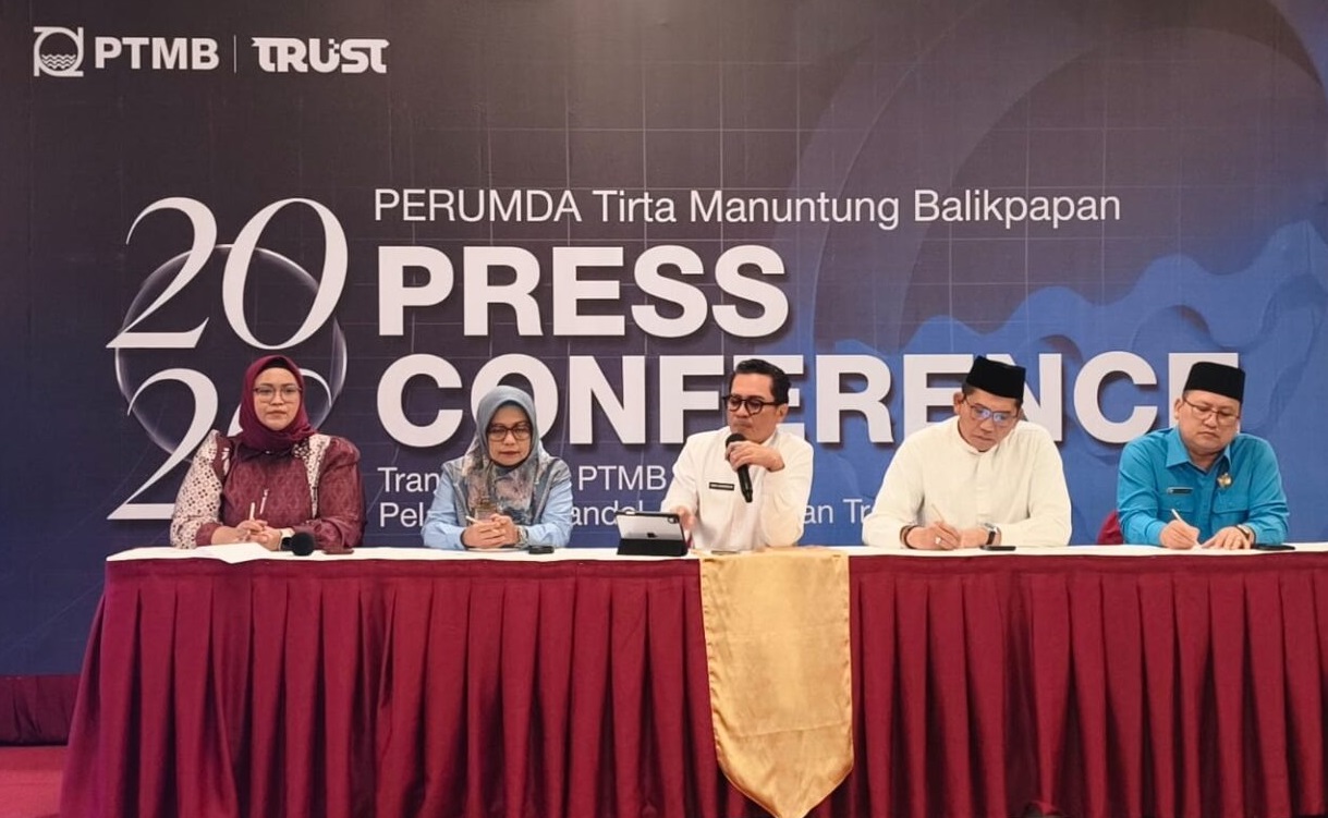 TARGET AKSELERASI: Direktur Utama PTMB Yudhi Saharuddin (tengah) menjelaskan capaian, dan target perusahaan pada 2026 dalam konferensi pers di hadapan sejumlah awak media, Selasa (3/3/2026).  
