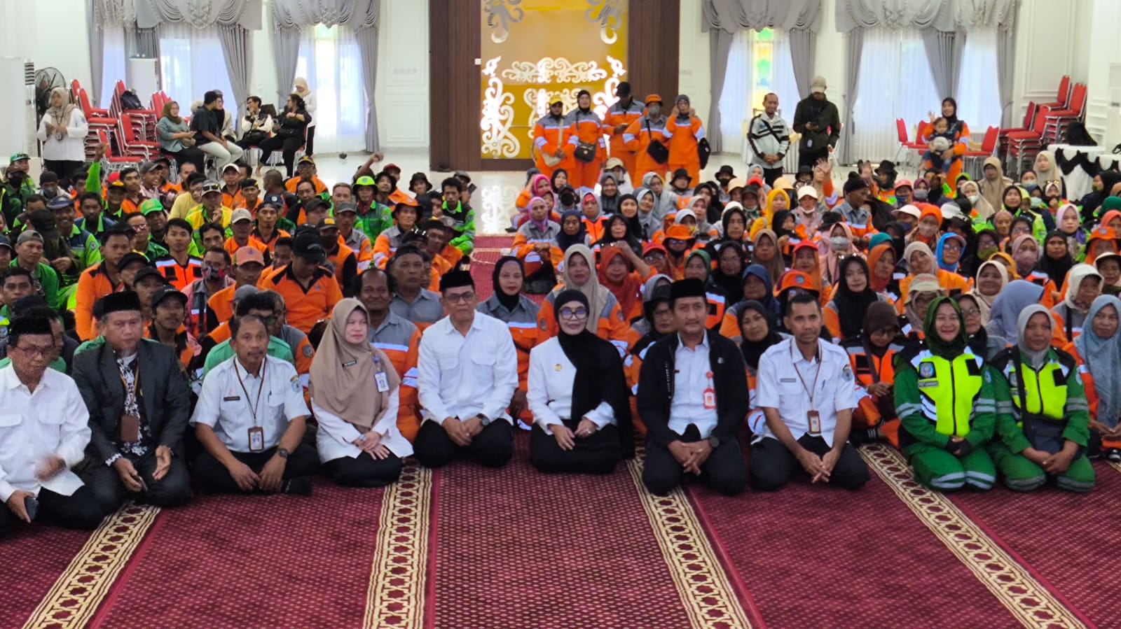 APRESIASI: Wali Kota Bontang Neni Moerniaeni memberikan bantuan paket sembako kepada tenaga kebersihan. FOTO: ADIEL KUNDHARA/KP   