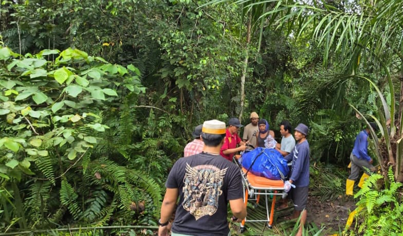 TANPA NYAWA: Petugas mengevakuasi jazad Rofi'i  
