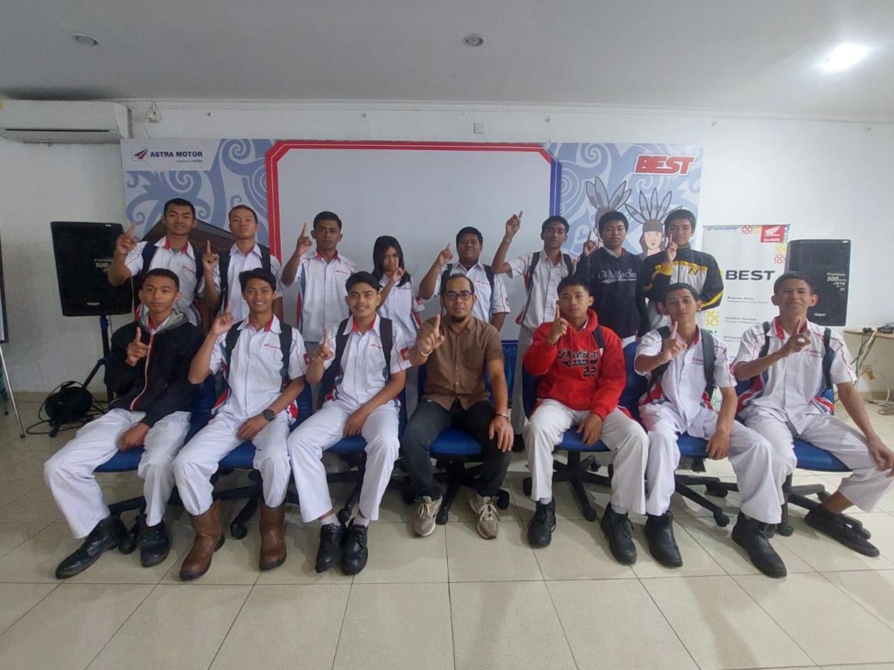 PENGENALAN: Manajemen Astra Motor Kaltim 1 memberikan bimbingan dasar dan pemaparan tata tertib kepada siswa SMK 6 Balikpapan sebelum mereka terjun langsung ke dunia kerja melalui program magang.
