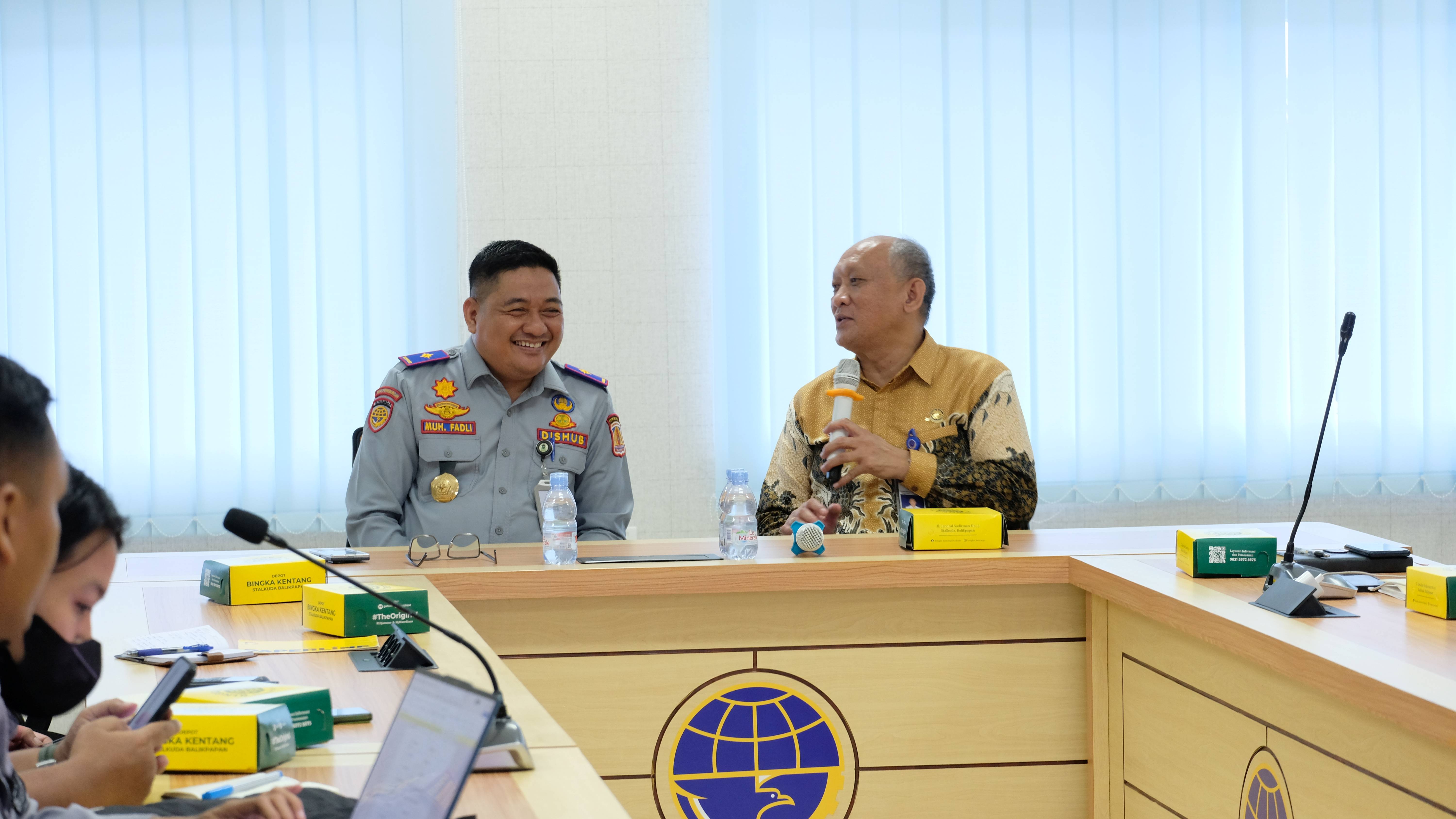 Muhammad Fadli Pathurrahman dan Renhard Ronald dalam rapat koordinasi di kawasan Bandara SAMS Sepinggan. (FOTO LUPUS/KP)