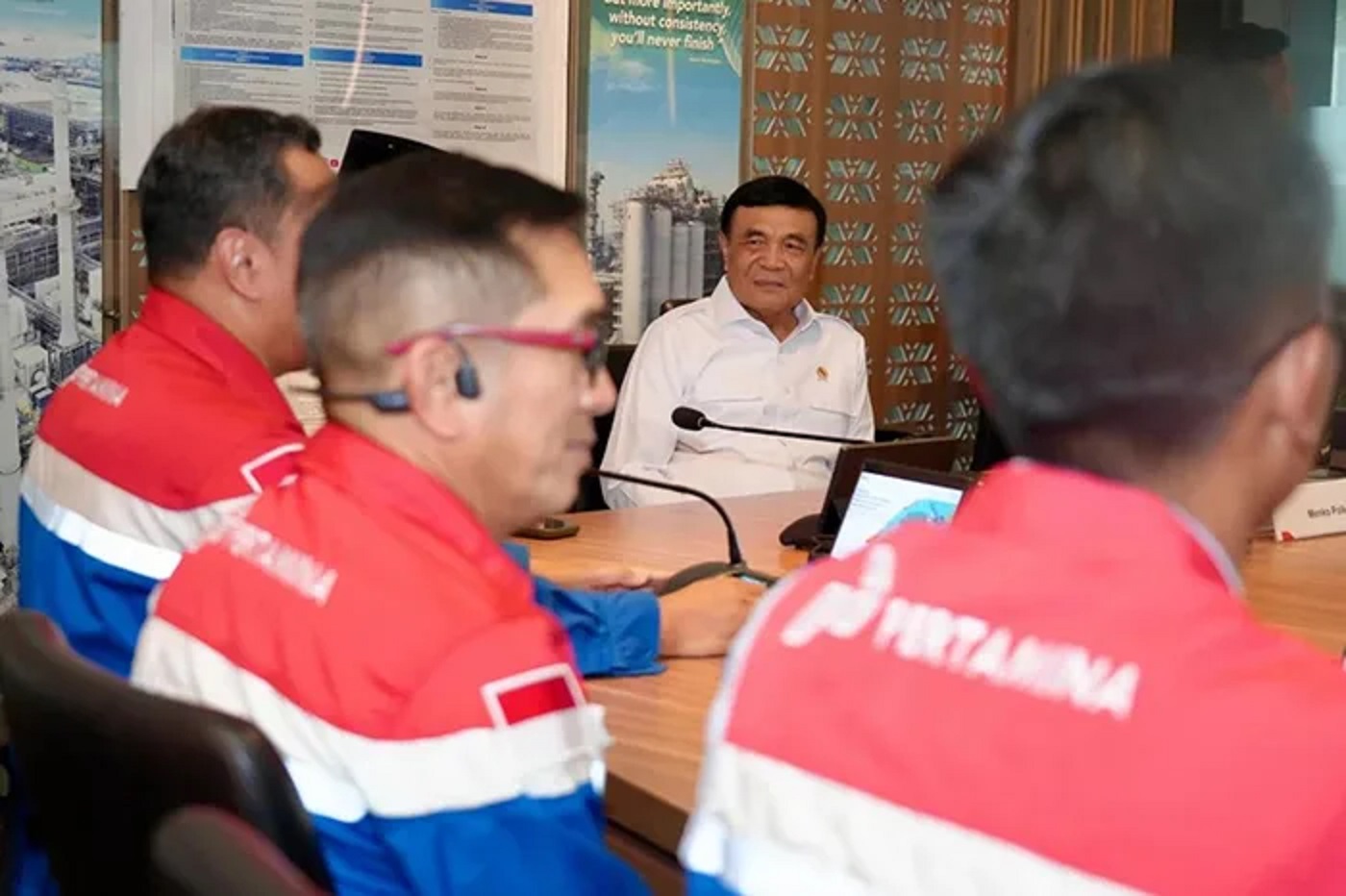 TINJAU: Menko Polkam, Djamari Chaniago saat meninjau kilang PT Pertamina Balikpapan di Kota Balikpapan.