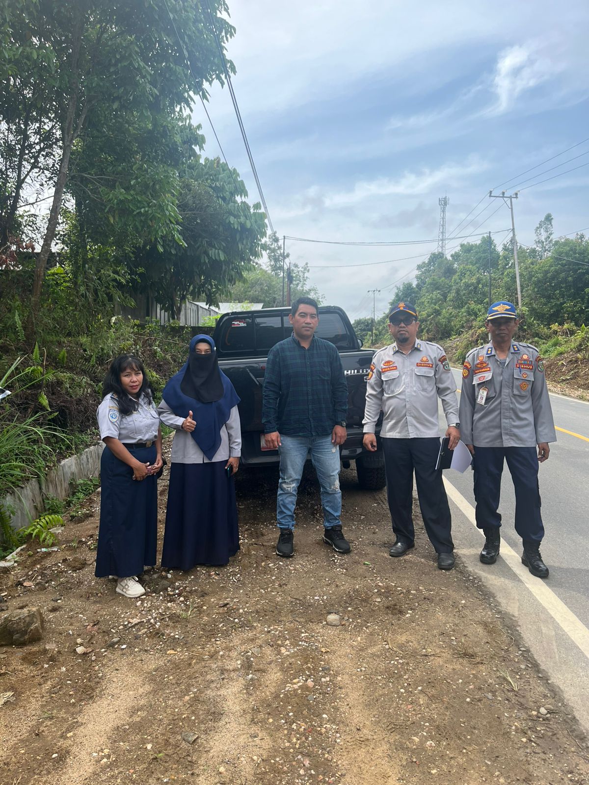 Plt Kepala Dinas Perhubungan Kubar, Rita Nursandy (dua kiri) saat melakukan pengecekan lokasi yang direncanakan dibangun jembatan timbang.