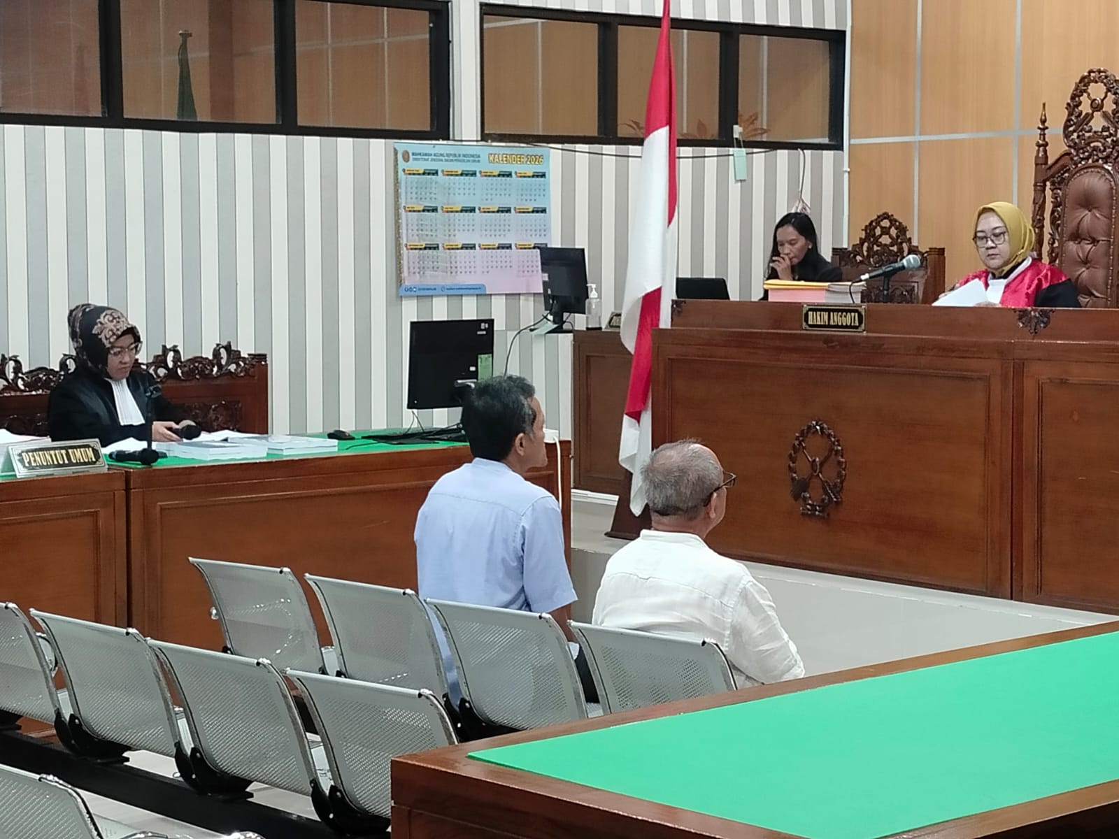  Terdakwa Idi Erik Idianto (kiri) dan Amrullah (kanan) saat mendengarkan pembacaan duplik melalui kuasa hukumnya di Pengadilan Tipikor Samarinda, Senin (2/3).(BAYU/KP)