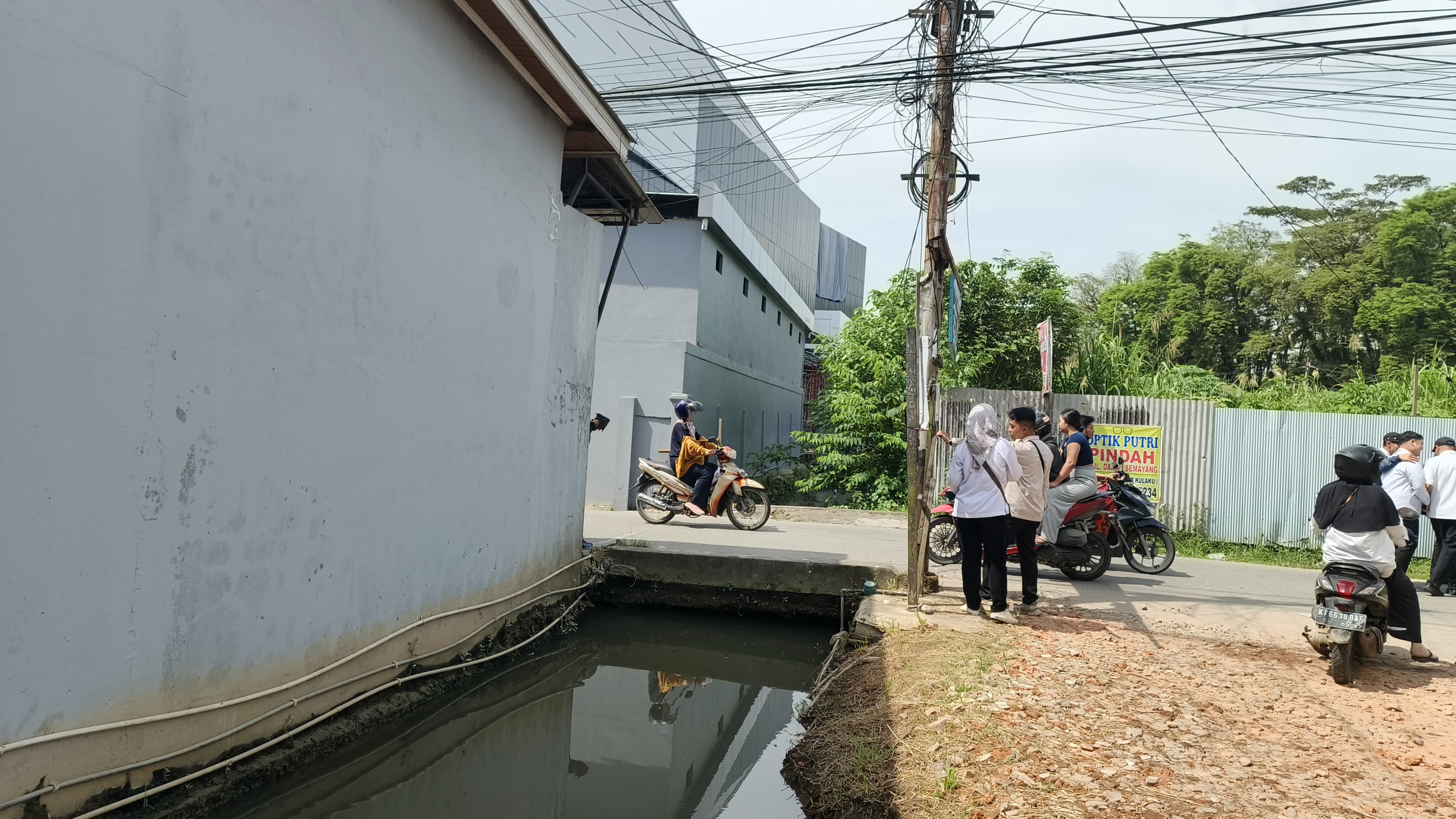 MENYEMPIT: Drainase menyempit di kawasan Gatsu dikeluhkan warga karena menghambat aliran air dan memicu genangan.