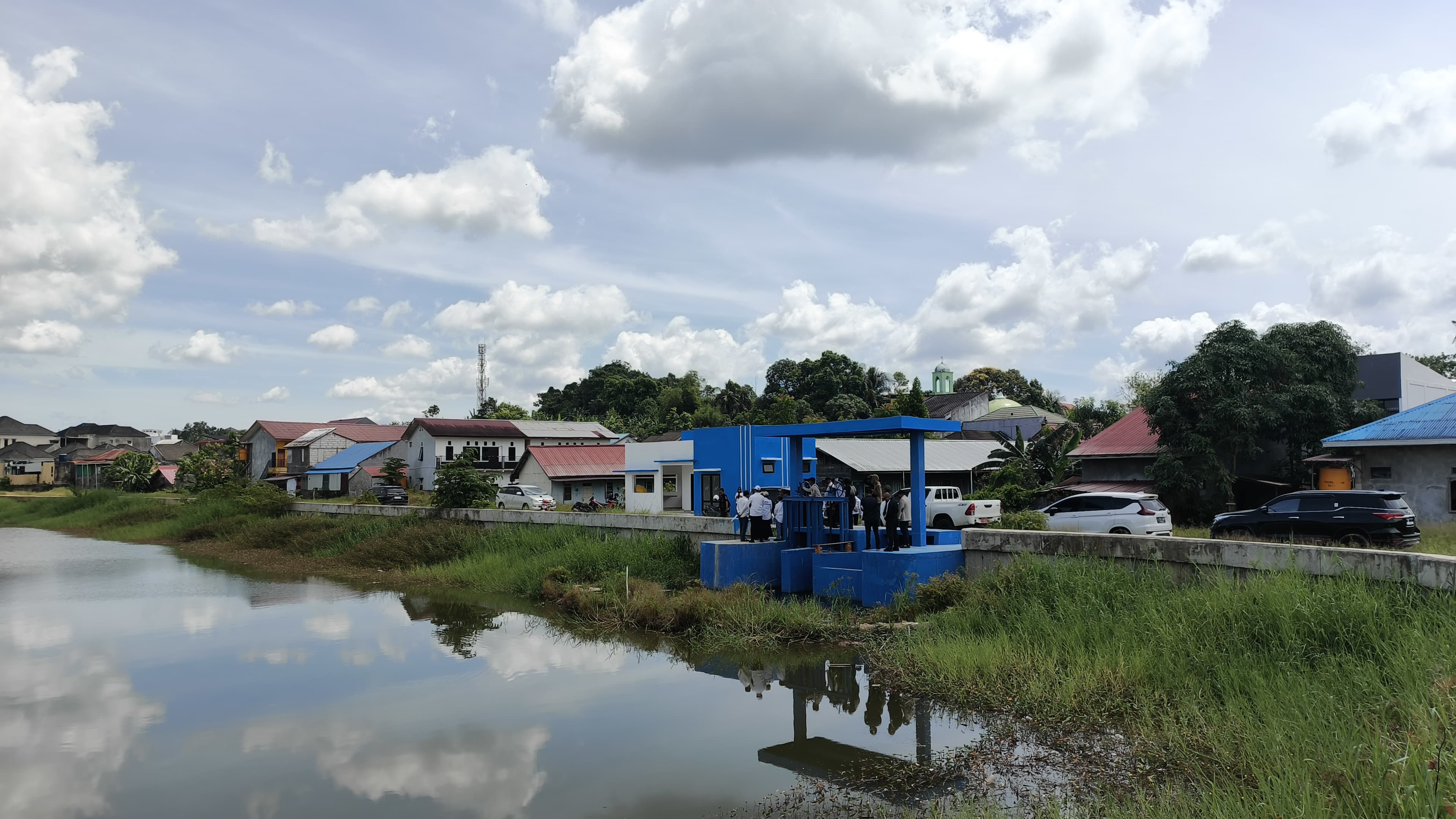 MEMBANTU: Komisi III DPRD Samarinda meninjau kolam retensi SLI yang telah rampung, disiapkan untuk pengendalian banjir.