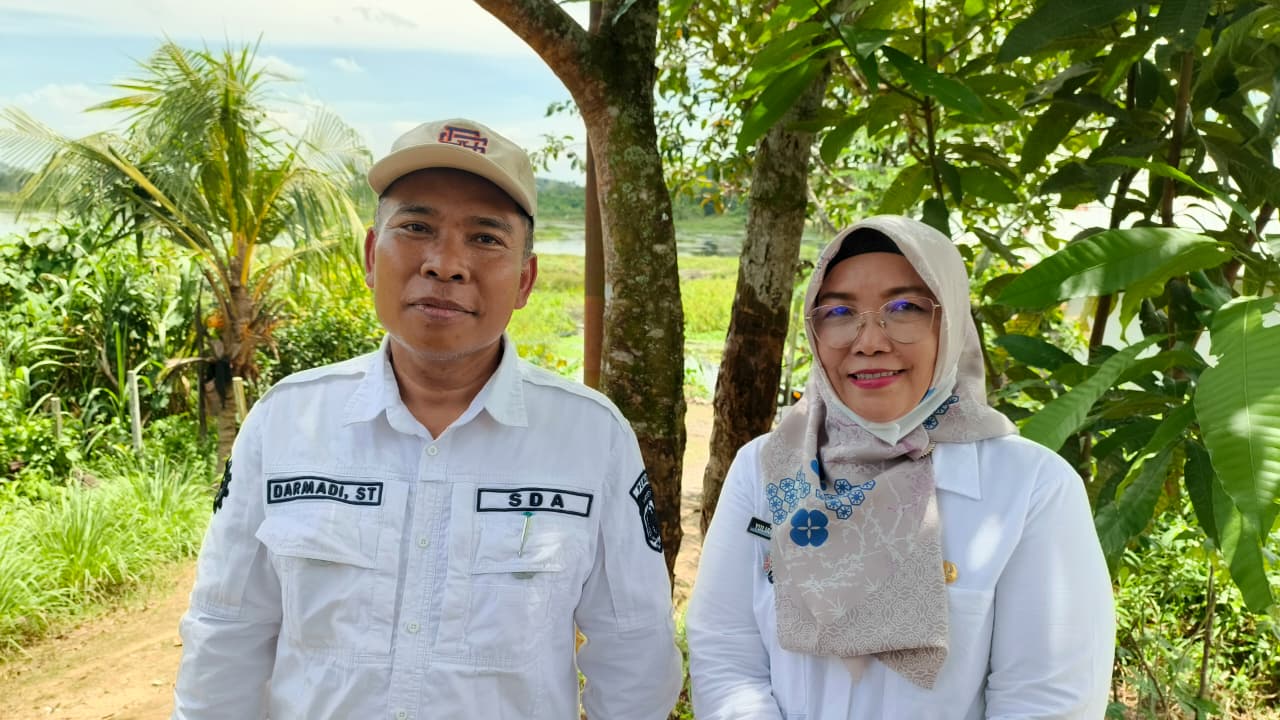 BERI PENJELASAN: Lurah Sempaja Timur-Yuliani (kanan) memberikan keterangan terkait penanganan banjir di kawasan Bengkuring. 