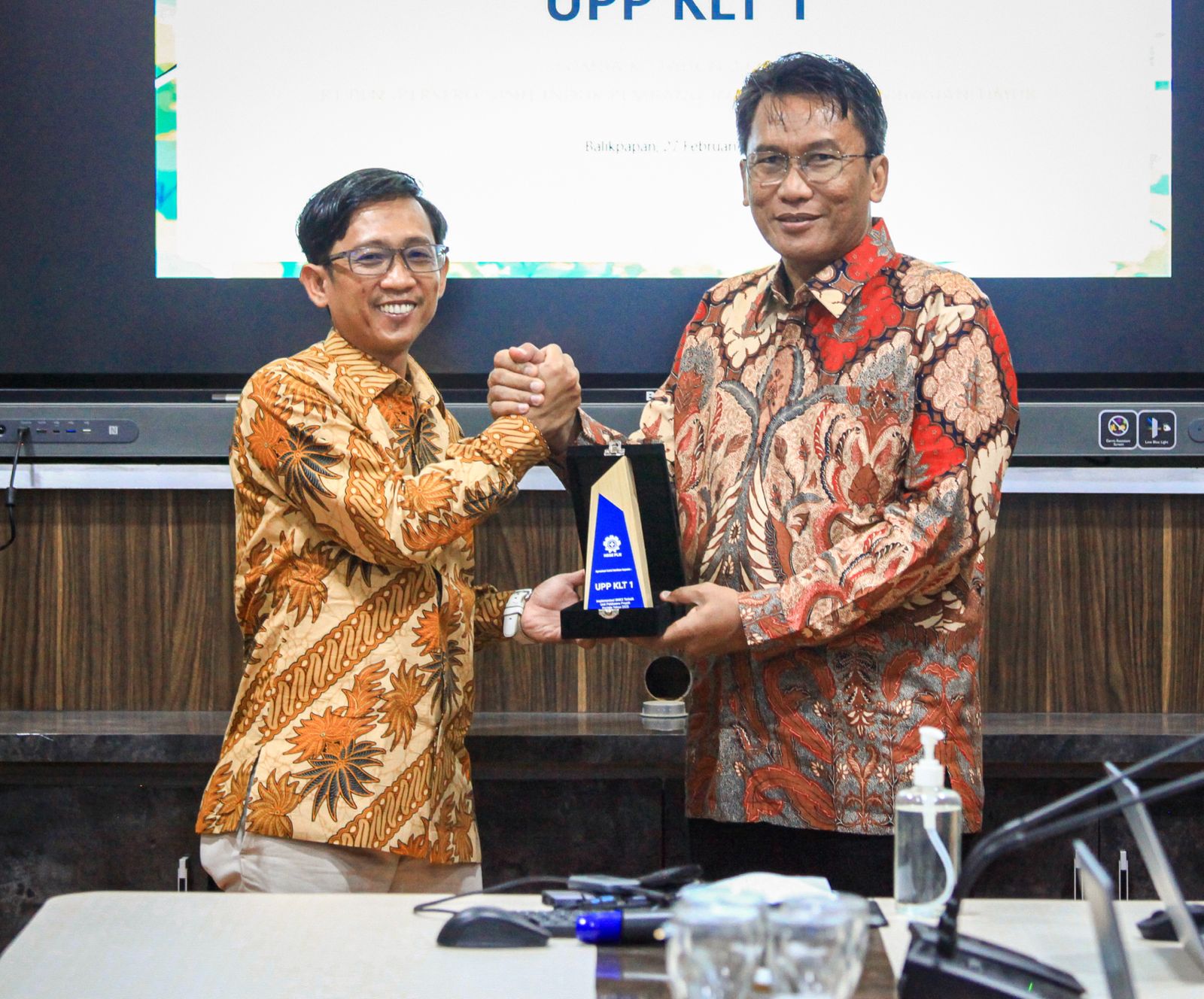 APRESIASI: GM PLN UIP KLT Basuki Widodo (kanan) menyerahkan penghargaan kepada perwakilan UPP KLT 1 pada rangkaian kegiatan Bulan K3 Nasional 2026. 