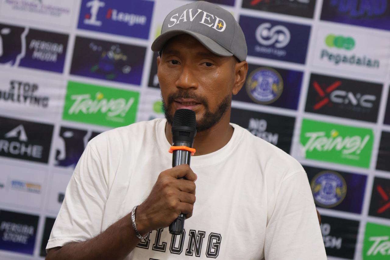 Pelatih Persiba Balikpapan Leonard Tupamahu. (FOTO ANGGI PRADITHA/KP)