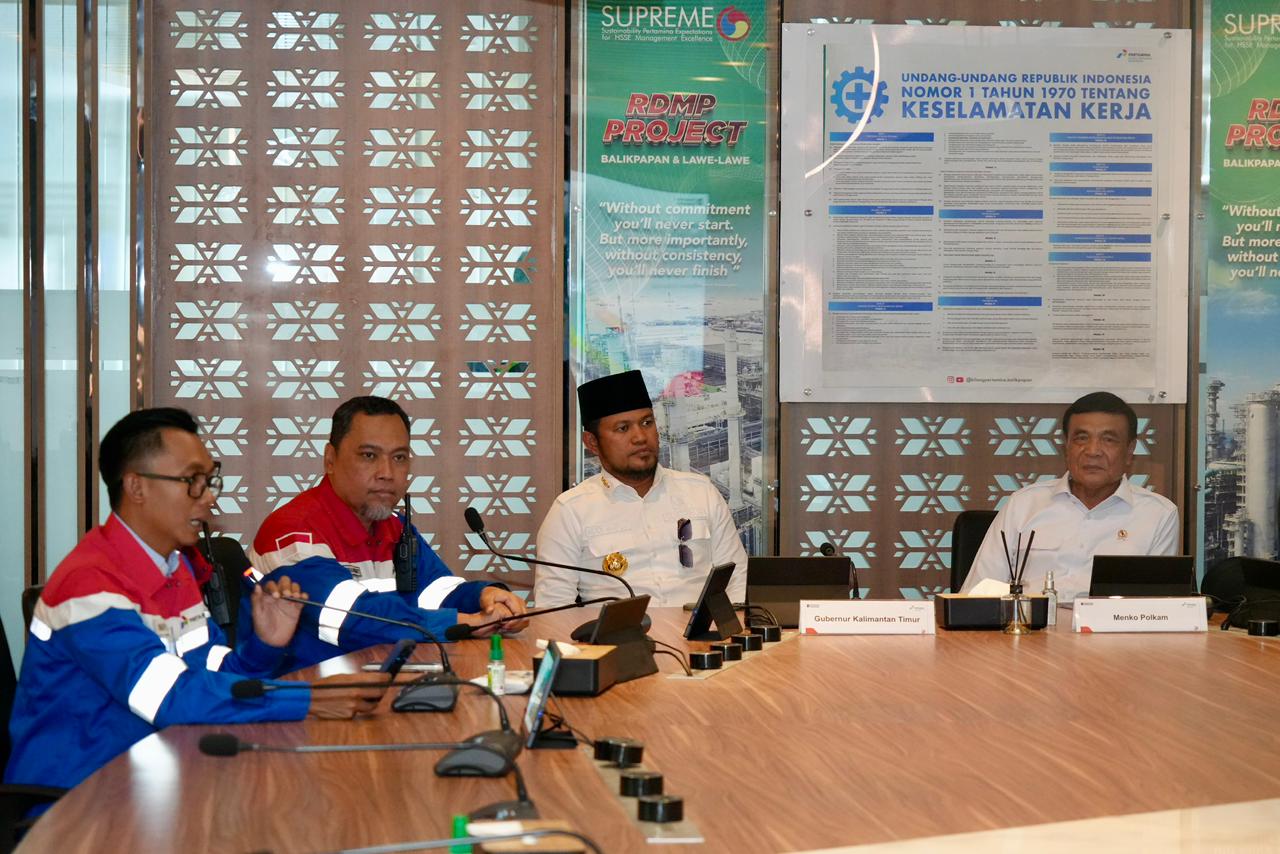 Djamari Chaniago (kanan) dan Rudy Mas&rsquo;ud (dua kanan) saat melakukan kunjungan kerja ke Kilang Pertamina Balikpapan, Selasa (3/3).