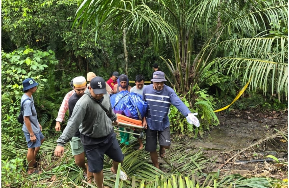 DITANGKAP: Petugas mengevakuasi korban pembunuhan di Penawai, Kecamatan Bongan, Kutai Barat. 