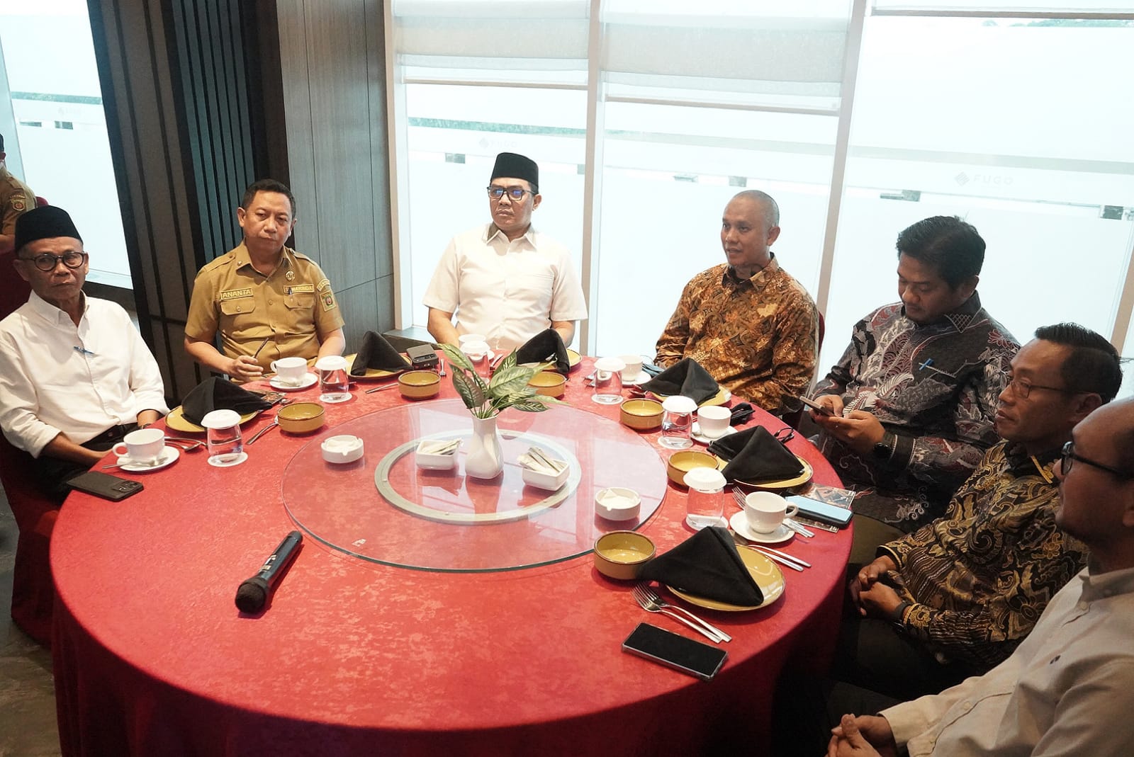 KERJA SAMA: Andi Harun (ketiga kiri) bersama tim serta perwakilan dari PT Pertamina Patra Niaga di sela pertemuan di Hotel Fugo Samarinda, Selasa (3/3). 