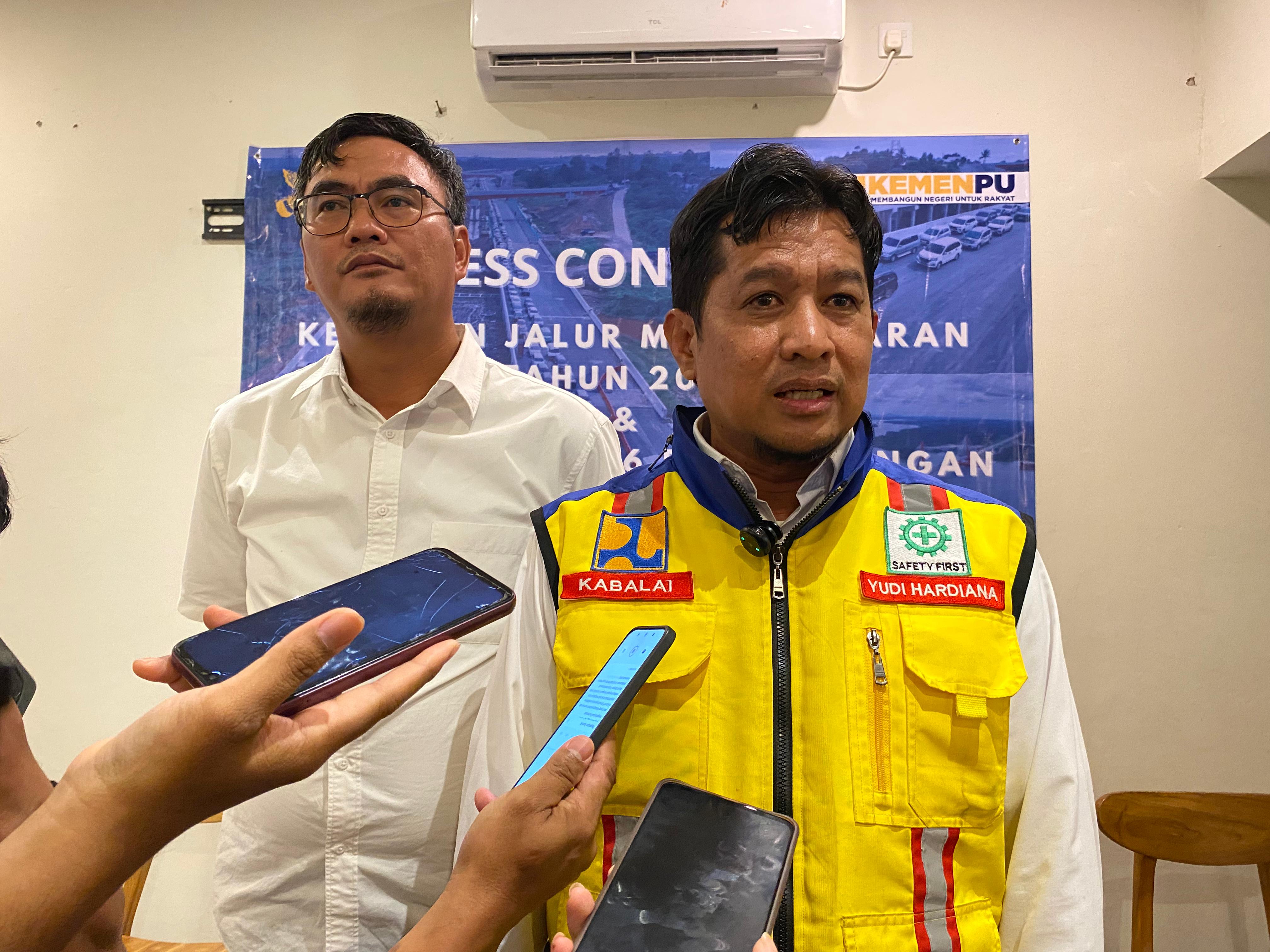 PAPARAN: Kepala BBPJN Kaltim Yudi Hardiana (kanan) memberikan penjelasan fungsional terbatas Jalan Tol Balikpapan-IKN. 