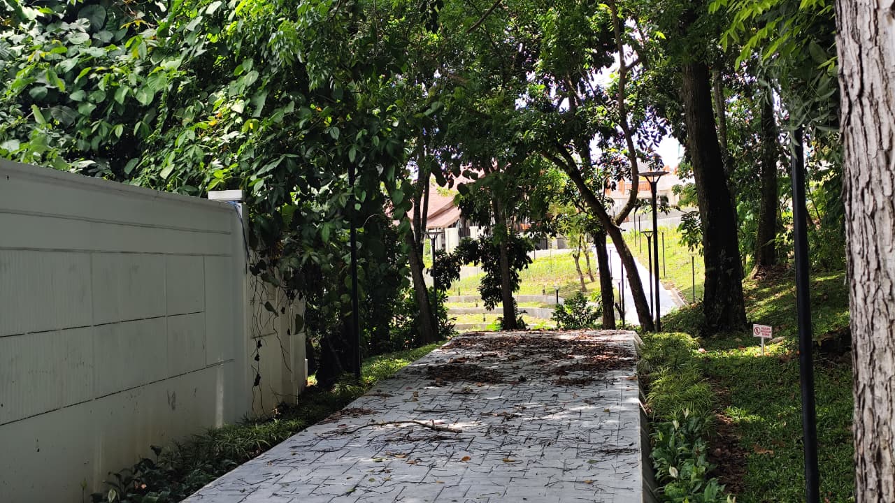 DIRUSAK: Beberapa tiang lampu penerangan di taman balaikota Samarinda tidak menyala imbas kabelnya dicuri, Rabu (4/3). 