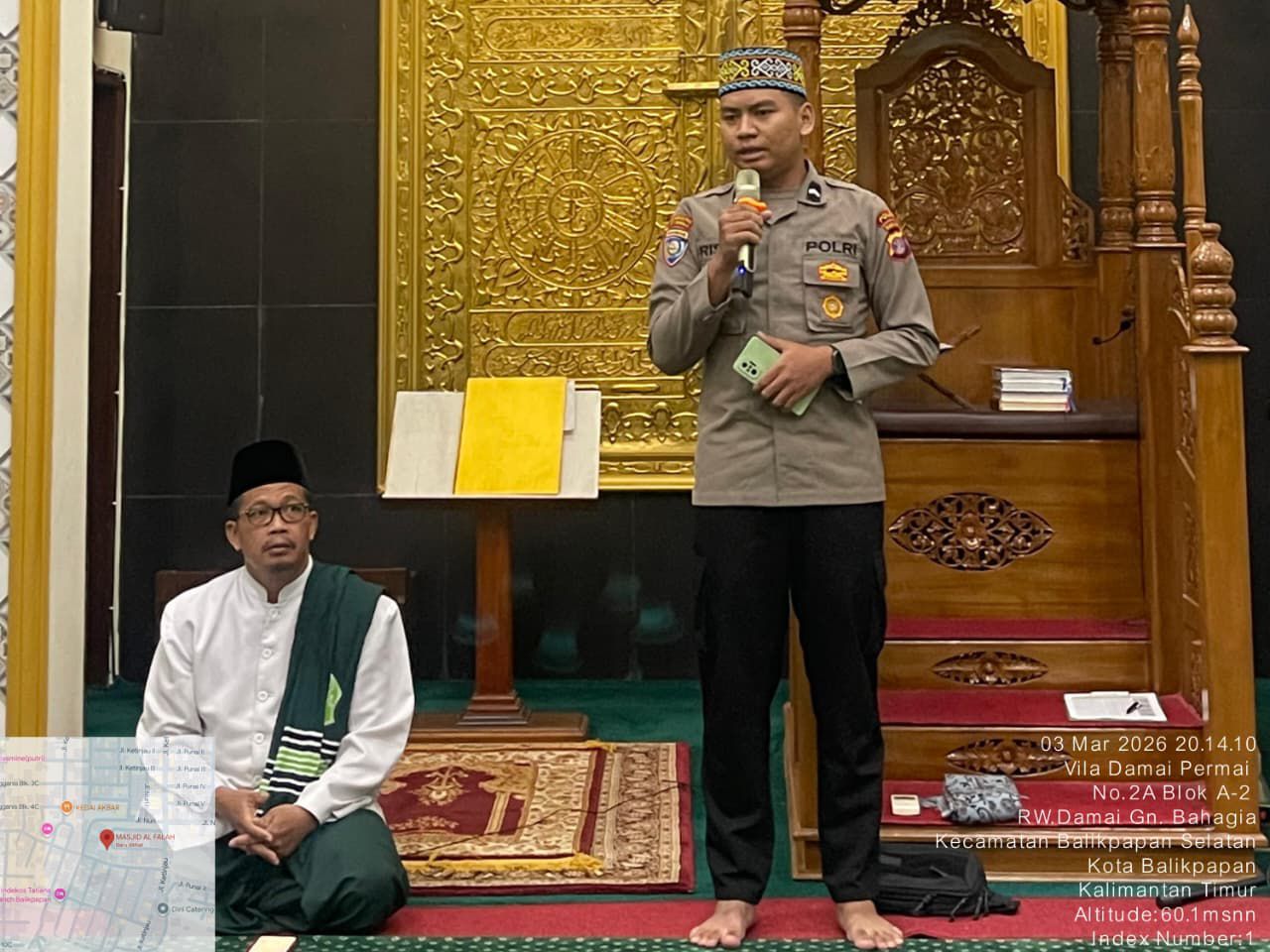 KULTUM: Personil Polda Kaltim mengisi kuliah tujuh menit sebelum tarawih berjamaah di Masjid Al Falah Balikpapan.