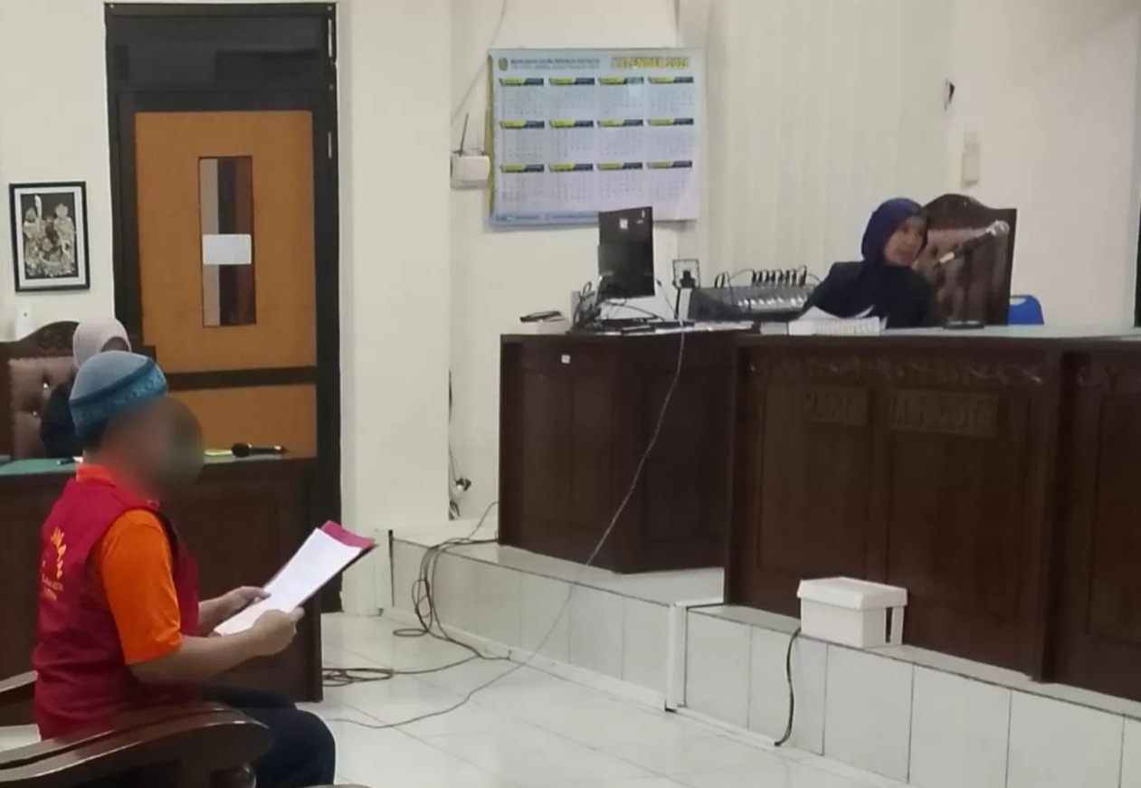 PENGGELAPAN: Terdakwa menghadiri sidang atas perbuatan pidana penggelapan dalam jabatan.