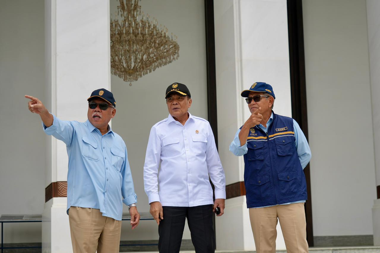 Djamari Chaniago (tengah) saat bersama Kepala Otorita IKN Basuki Hadimuljono (kiri) di IKN.