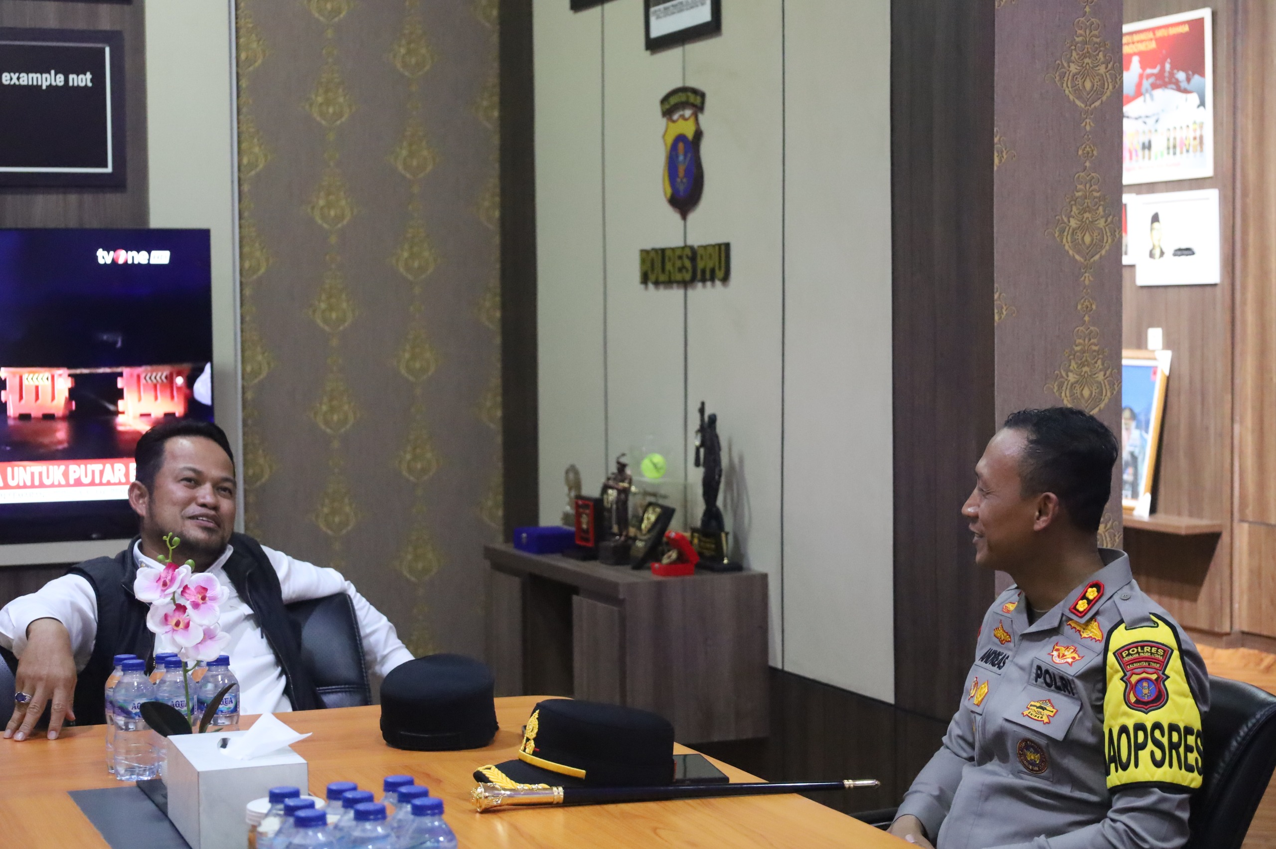 KUNJUNGAN: Gubernur Kaltim, Rudy Mas'ud dan Kapolres PPU, AKBP Andreas Alek Danantara, dalam rangkaian kunjungan ke Mapolres PPU. 