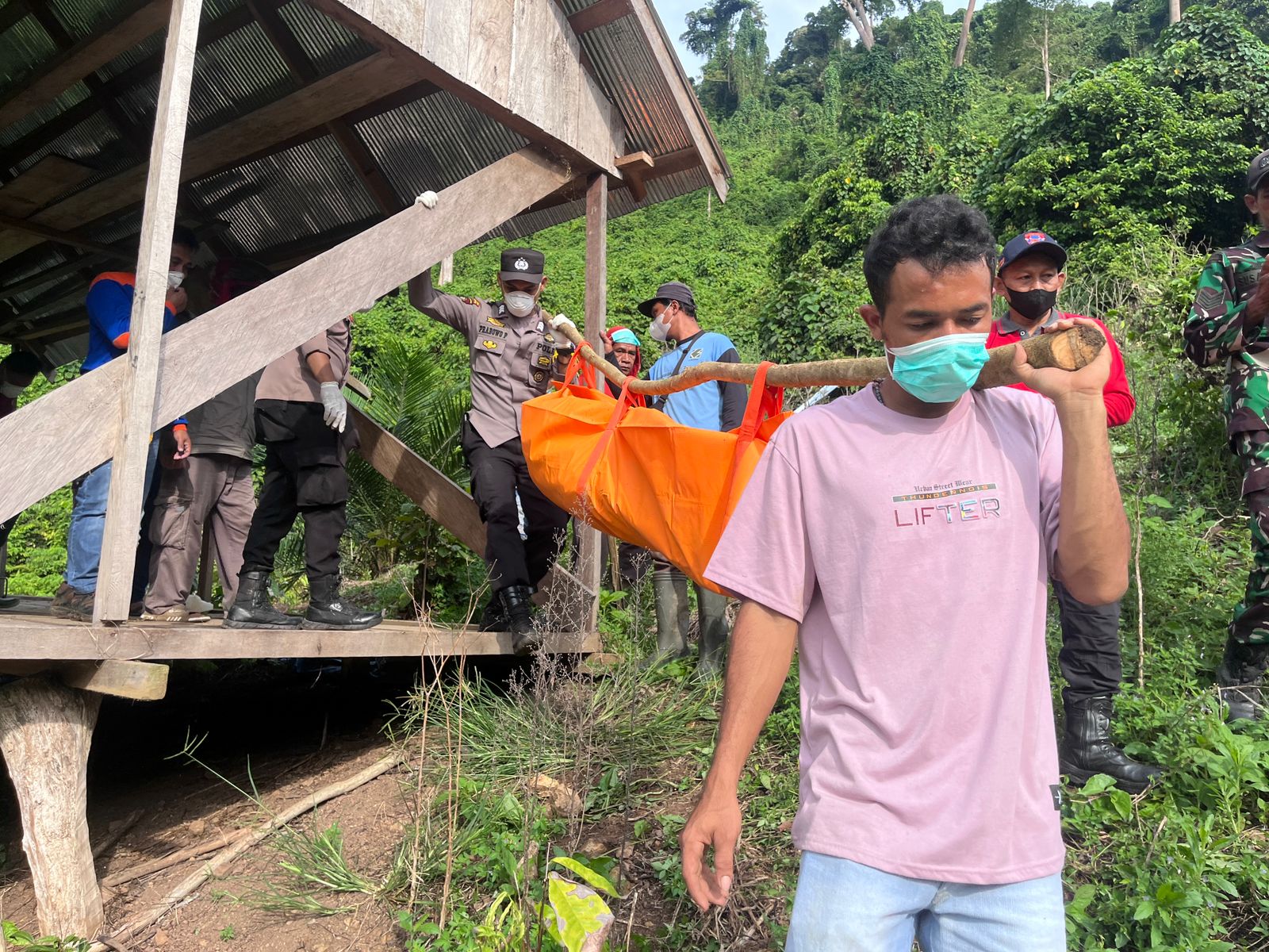Petugas bersama warga mengevakuasi jasad korban yang ditemukan di Desa Long Gelang, Kecamatan Long Ikis.  &nbsp;
