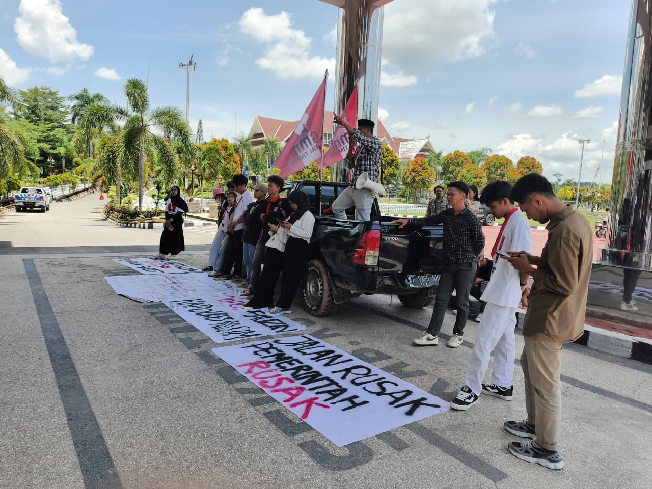 Jufriadi/KP  Massa GMNI Kutim menggelar aksi demontrasi di depan Gedung DPRD Kutai Timur, Rabu (4/3/2026).  &nbsp;