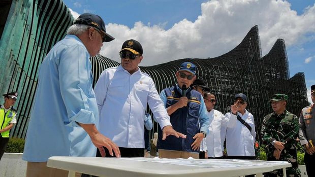 BERKUNJUNG: Menko Polkam, Djamari Chaniago (dua kiri) dan Kepala OIKN, Basuki Hadimuljono (kiri) saat mengunjungi IKN.