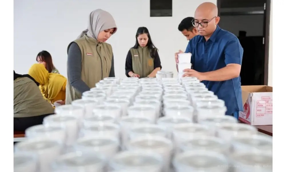 TAKJIL: Petugas menyiapkan takjil untuk disajikan di Masjid Negara IKN.