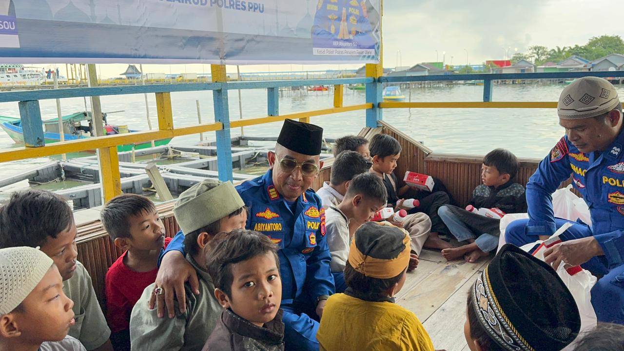 KEBERSAMAAN: Suasana jelang buka puasa anak-anak pengajian binaan Satpolairud Polres Penajam Paser Utara (PPU).  
