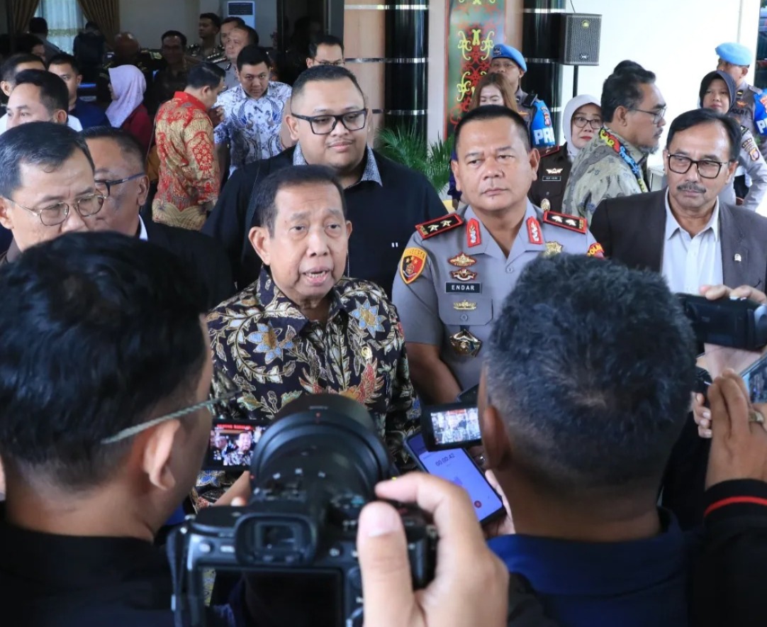 Anggota Komisi III DPR RI Safaruddin (berbatik)