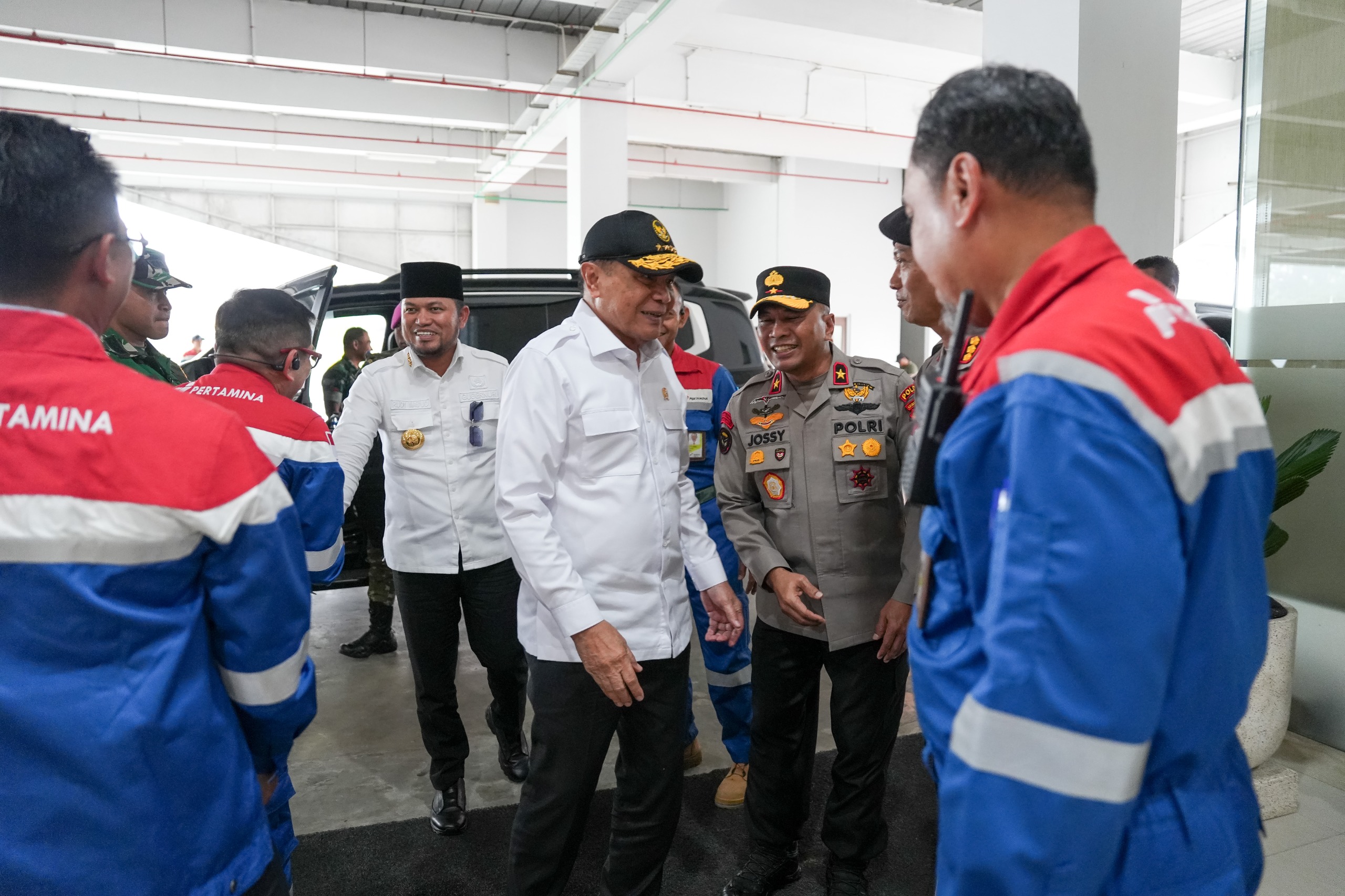  SAMBUT : Tinjau RDMP, Menkopolkam Djamari Chaniago didampingi Gubernur Kaltim Rudy Mas&rsquo;ud, Panglima Kodam VI/Mulawarman dan Wakapolda Kalimantan Timur disambut jajaran Direksi dan Manajemen PT KPB