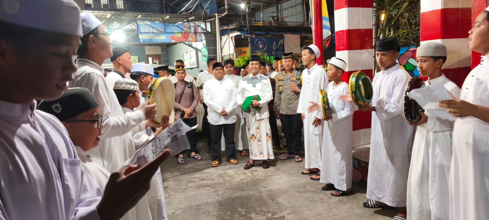 SAMBUT MERIAH: Wali Kota Balikpapan Rahmad Mas'ud disambut penampilan hadrah para santri saat turun dari mobil menuju Masjid Mishbahush Shudur.