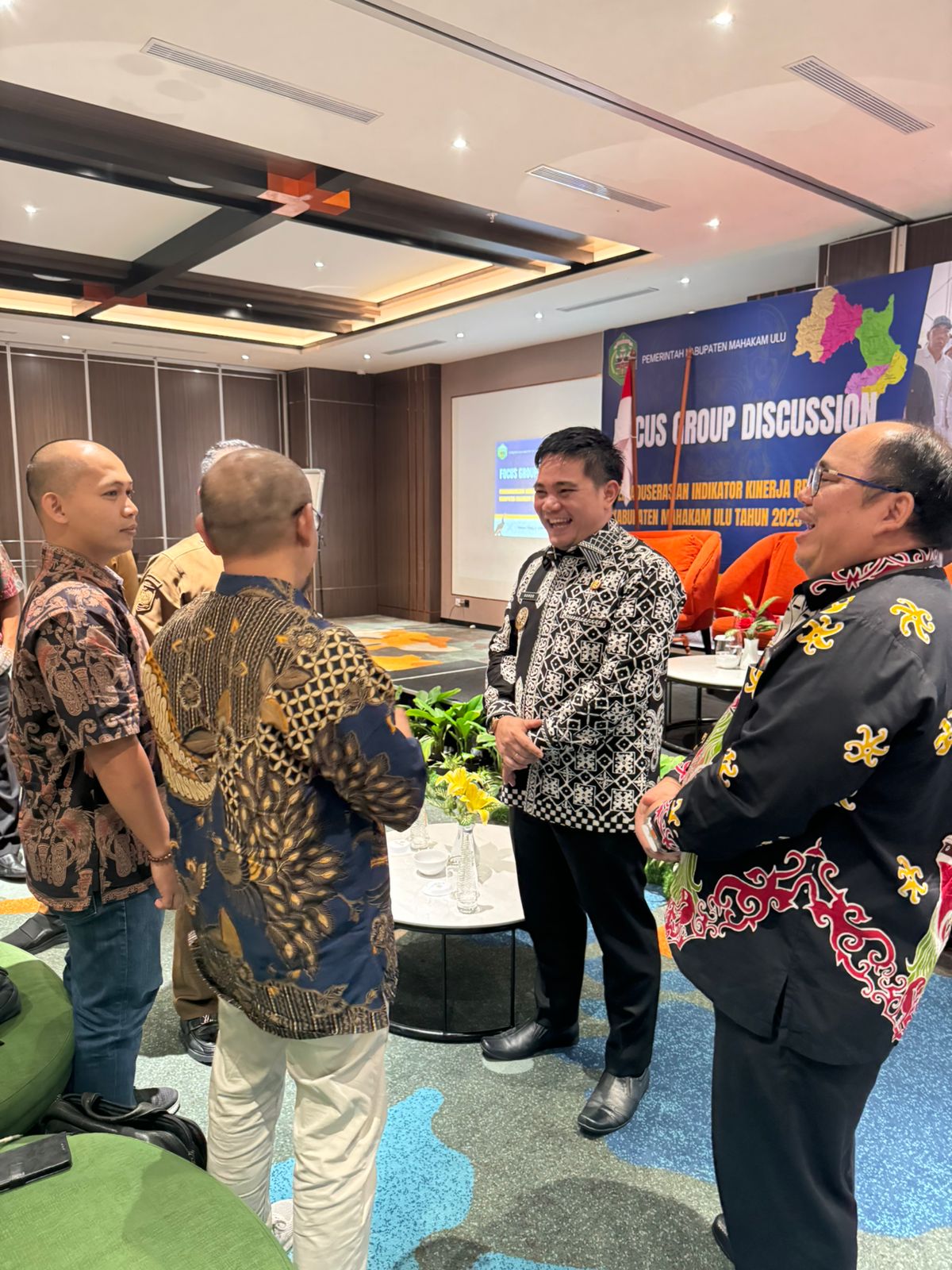 Wakil Bupati Mahulu Suhuk berbincang dengan peserta FGD Pemaduserasian Indikator Kinerja RPJMD di Samarinda, Selasa (3/3). &nbsp;  &nbsp;