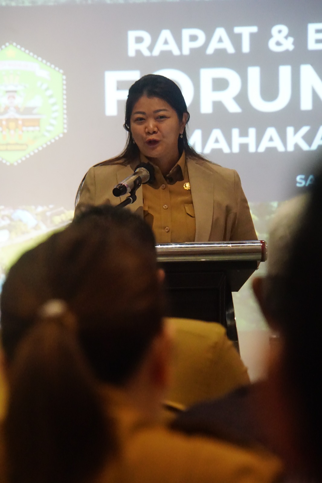Bupati Mahulu Angela Idang Belawan membuka agenda Forum CSR di Samarinda, Senin (2/3/2026).