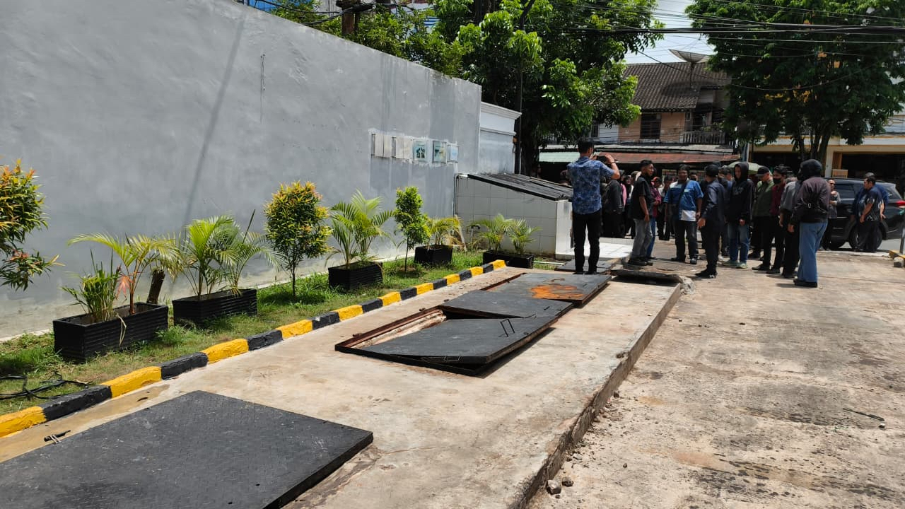 CEK IPAL: Komisi III DPRD Samarinda meninjau pengelolaan limbah di Resto Mie Gacoan Jalan Ahmad Yani, Kamis (5/3).