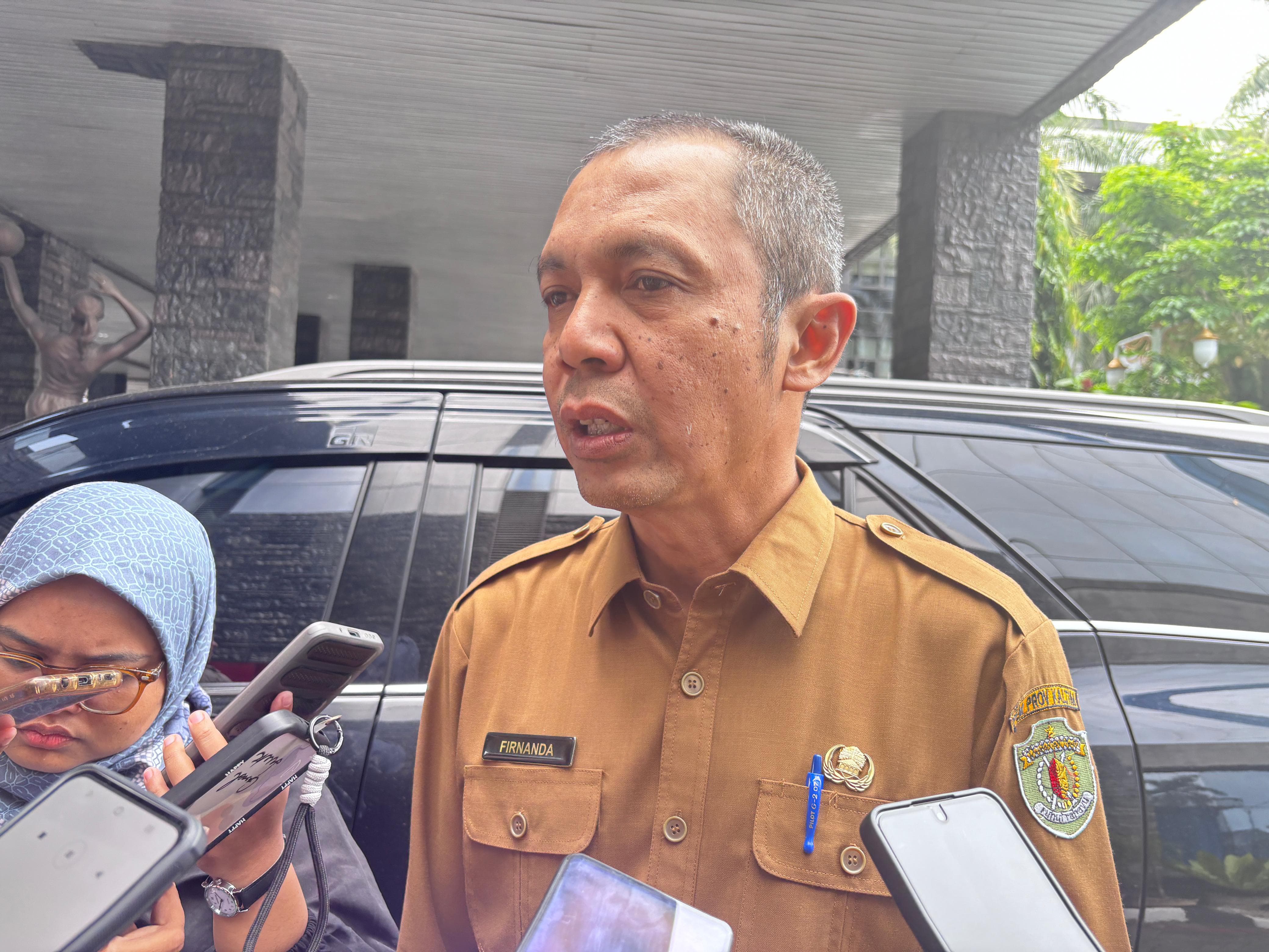 Kepala Dinas PUPR-Pera Kaltim, Aji Muhammad Fitra Firnanda, saat menjelaskan progres kemantapan jalan provinsi yang kini telah mencapai 85 persen dari total 938 kilometer. (EKO/KP)