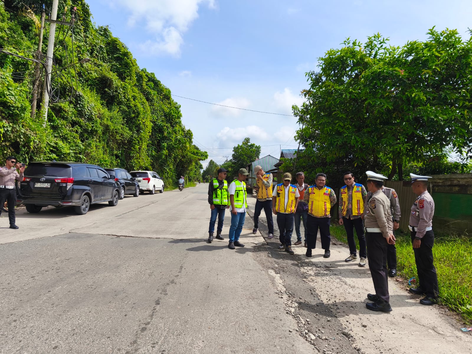 Tim Direktorat Lalu Lintas Polda Kaltim bersama BBPJN Kaltim meninjau jalur Loa Janan&ndash;Tenggarong&ndash;Kota Bangun, Rabu (4/3). (Istimewa)  