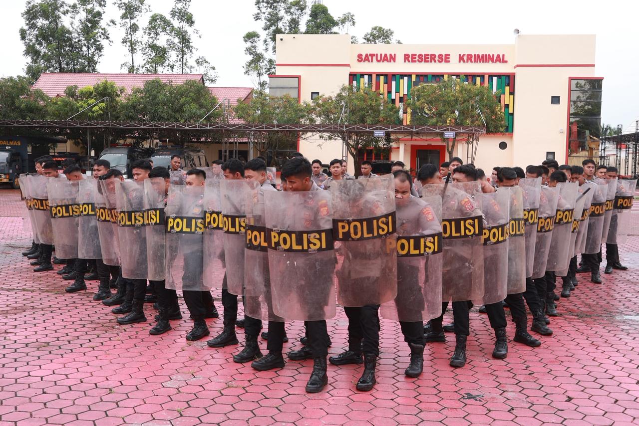 Sejumlah personel Polres Kutim latihan pengendalian massa (Dalmas) di halaman Mako Polres Kutim, Kamis (5/3/2026). (Dok. Polres Kutim)  