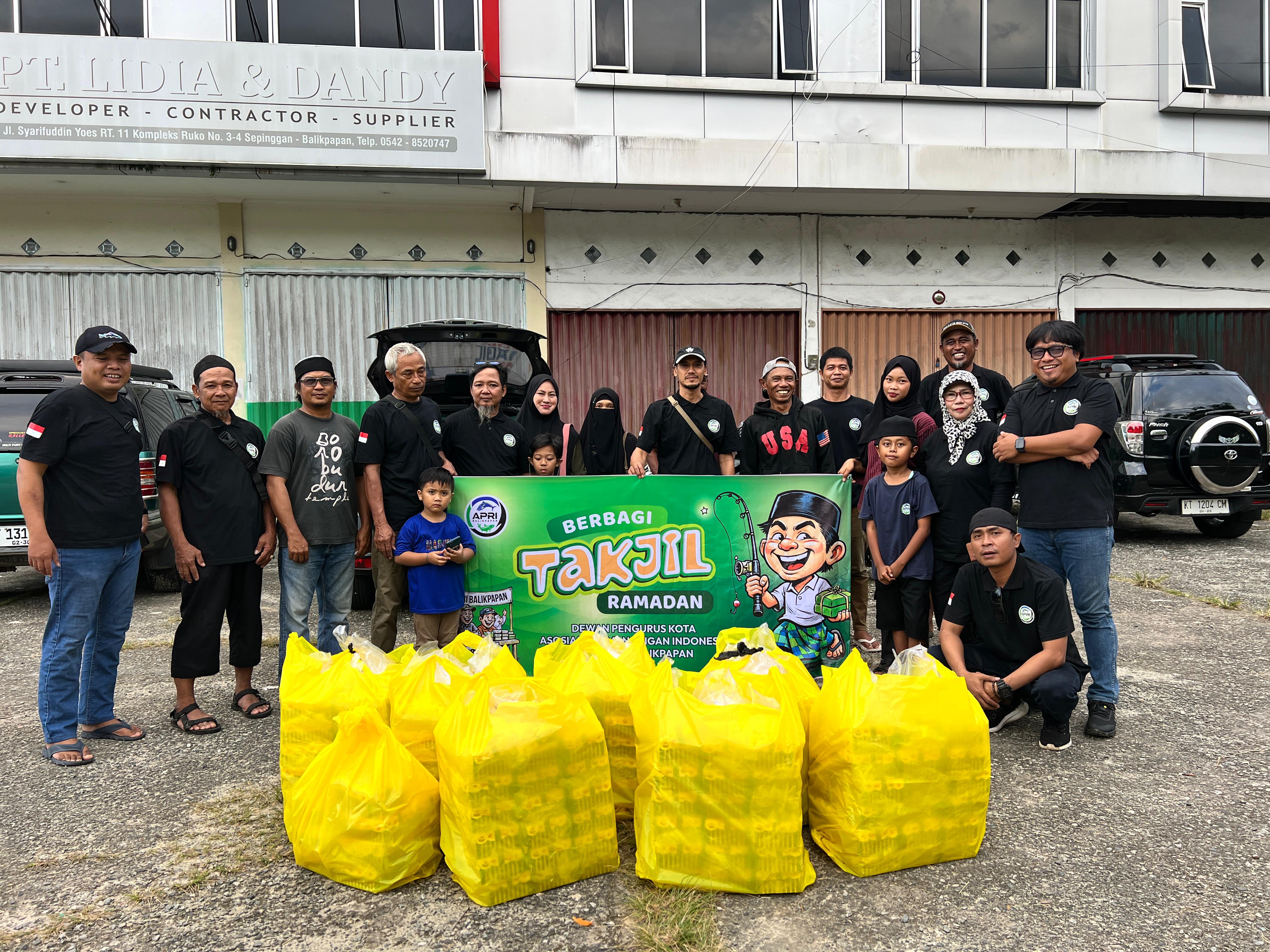 Para pengurus DPK APRI Balikpapan sesaat sebelum membagikan takjil di Jalan Syarifuddin Yoes, Rabu (5/3) sore.