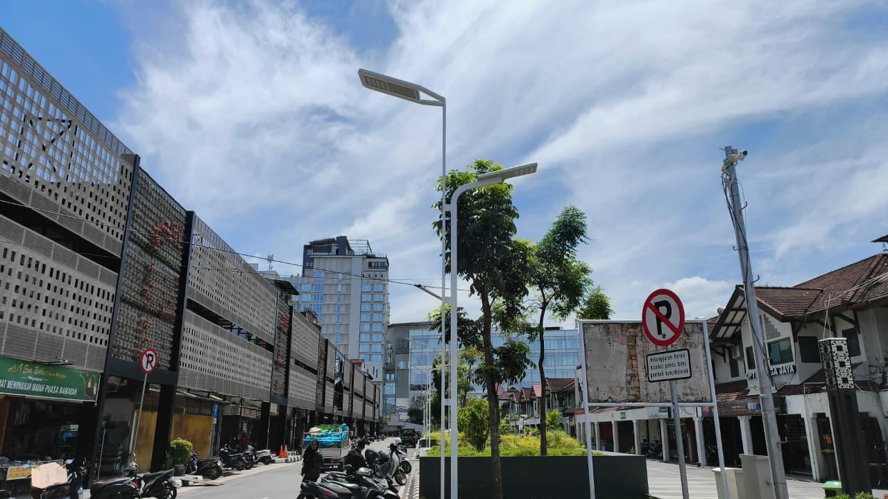 KURANG MAKSIMAL: Keluhan pengunjung terhadap penerangan lampu biosolar di kawasan Citra Niaga redup ketika malam.