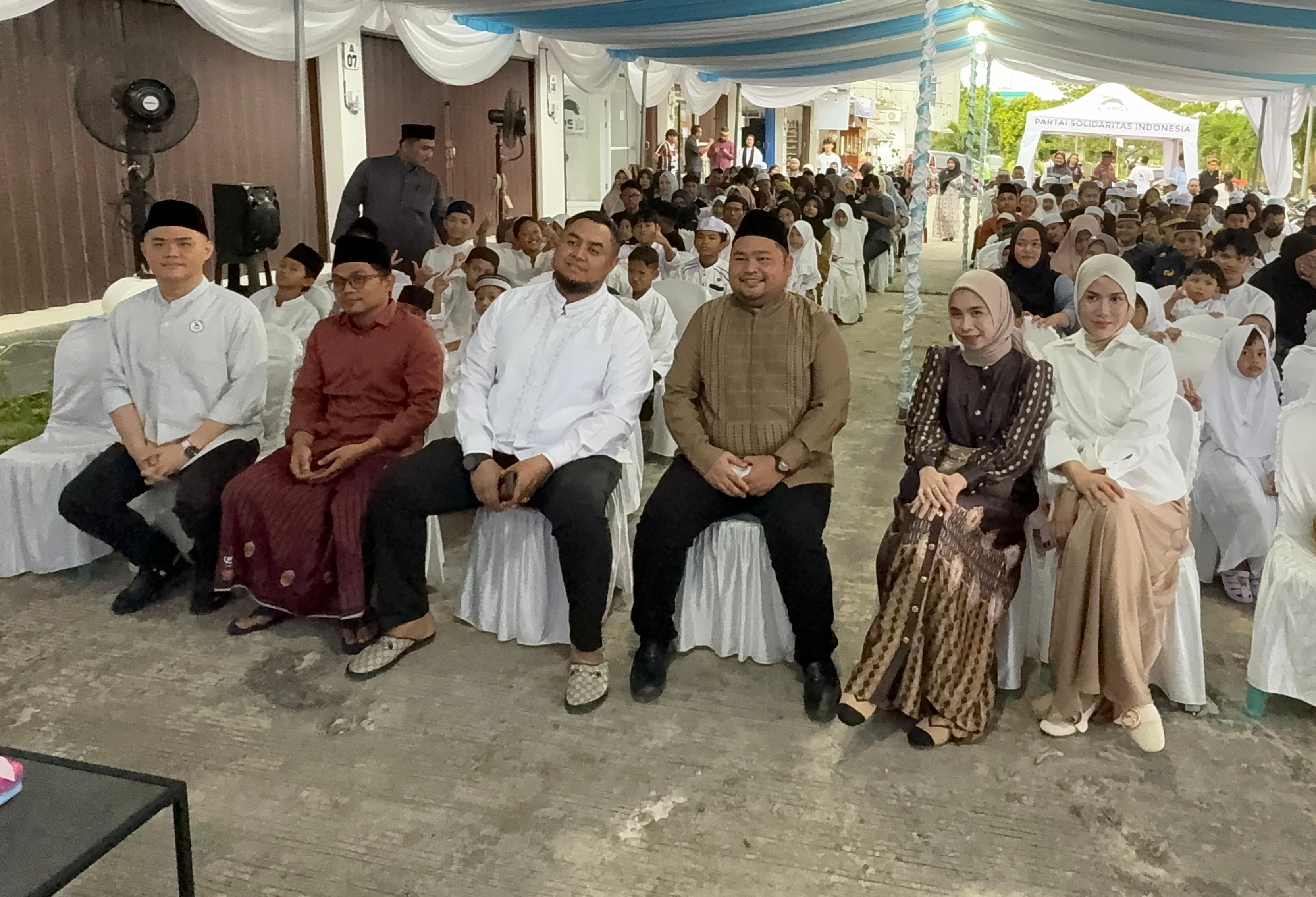 PENUH KEAKRABAN: Jajaran pengurus DPD PSI Samarinda secara sederhana menggelar buka puasa bersama di pelataran kantor Jalan Perjuangan, Samarinda Utara.