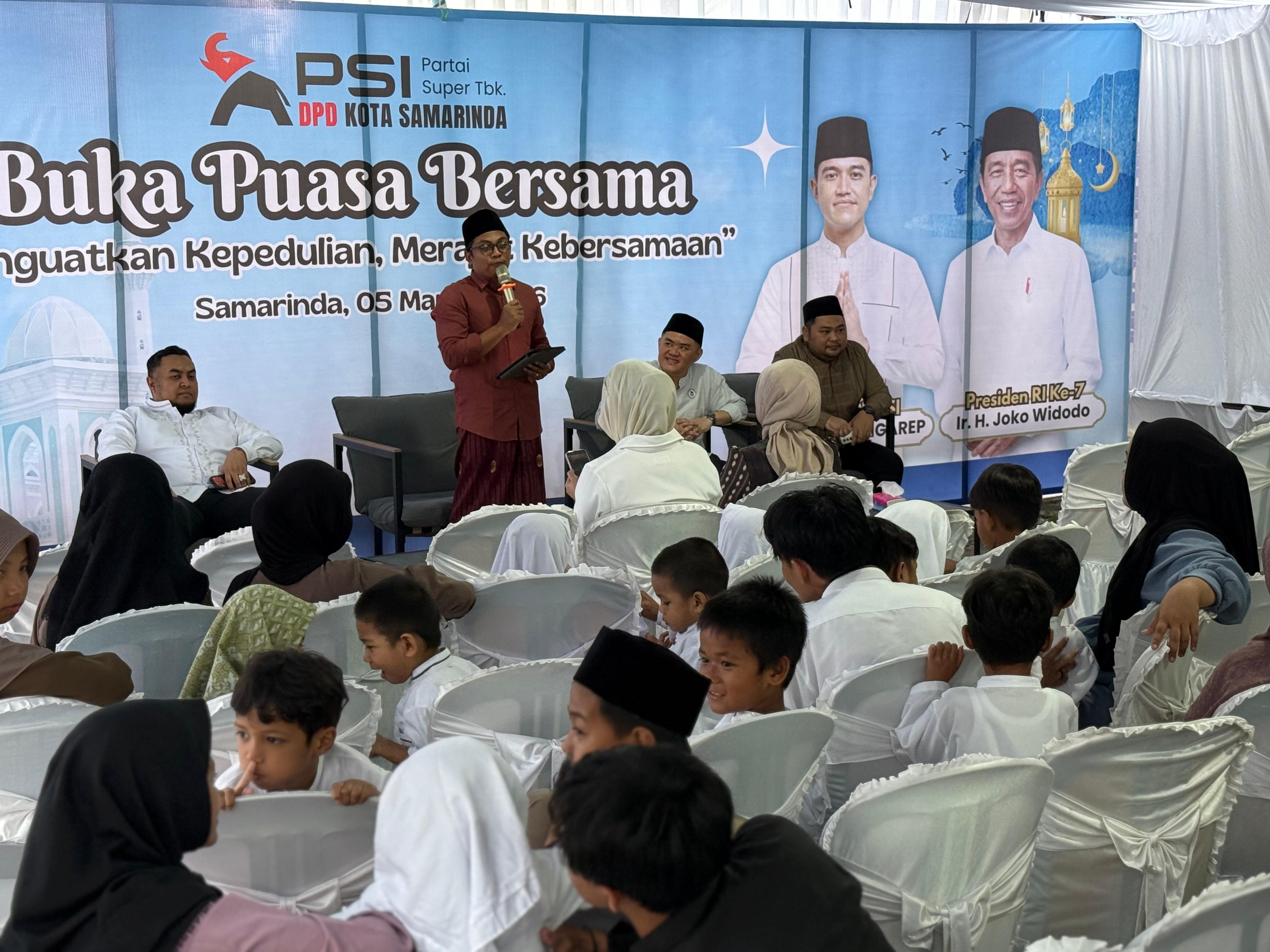 LEBIH DEKAT: Sembari mendengarkan tausiah di momen menjelang buka puasa bersama DPD PSI Samarinda, anak panti asuhan dan lansia begitu antusias.   