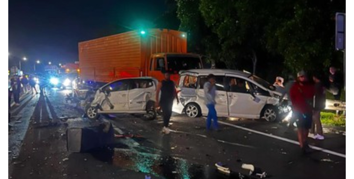 Petugas dan warga berada di lokasi kecelakaan beruntun yang melibatkan sejumlah kendaraan di KM 93 Tol Cipularang arah Jakarta, Kamis (5/3) malam. `(FOTO: IST)