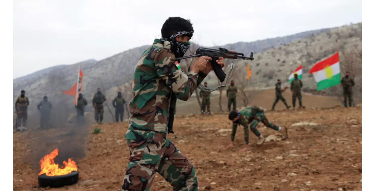 Milisi Kurdi bersiaga sambil mengarahkan senjata dalam latihan di wilayah perbukitan dekat perbatasan Iran&ndash;Irak. Amerika Serikat dikabarkan telah memberikan bantuan senjata. (Foto Reuters)